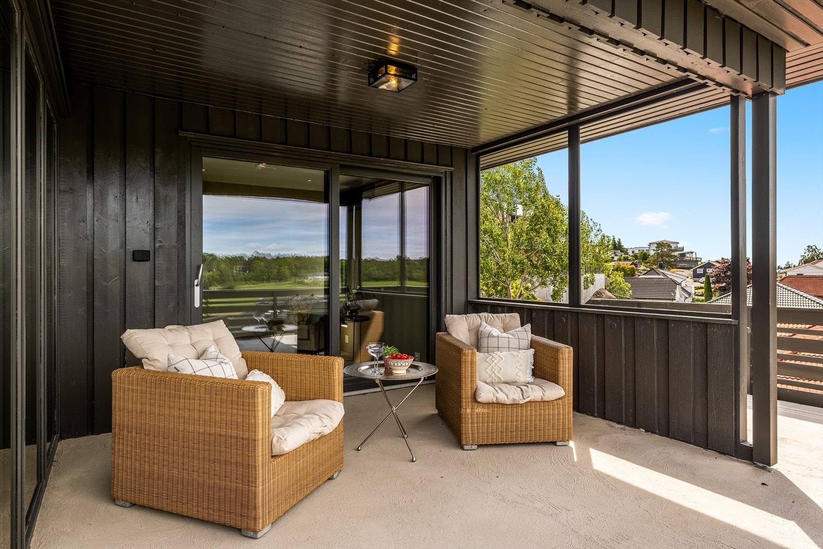 Terrassen har en gjennomtenkt utforming, der deler er overbygget - noe som gir fleksible bruksmuligheter uavhengig av vær. Galleribilde