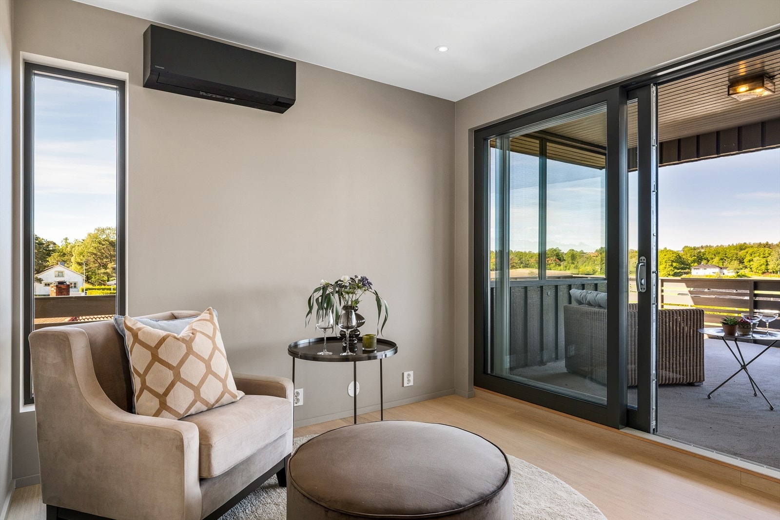 Dette lille hjørnet skaper en lun og tilbaketrukket leseplass samtidig som man fortsatt er en del av stuens helhetlige og sosiale rom. Varmepumpen er naturligvis og App-styrt. Galleribilde