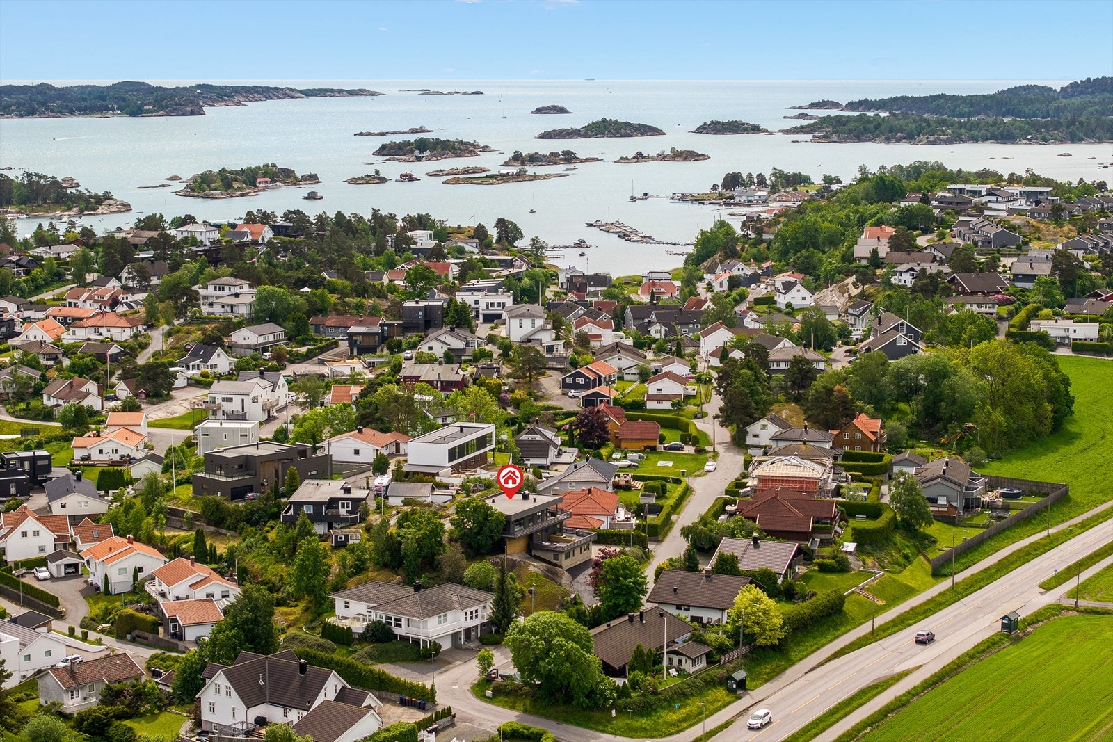 Fra eiendommen er det kort gangavstand til Lofterødstranda som egner seg ypperlig for en dukkert en varm sommerdag så vel som et forfriskende morgen/-kveldsbad. Galleribilde
