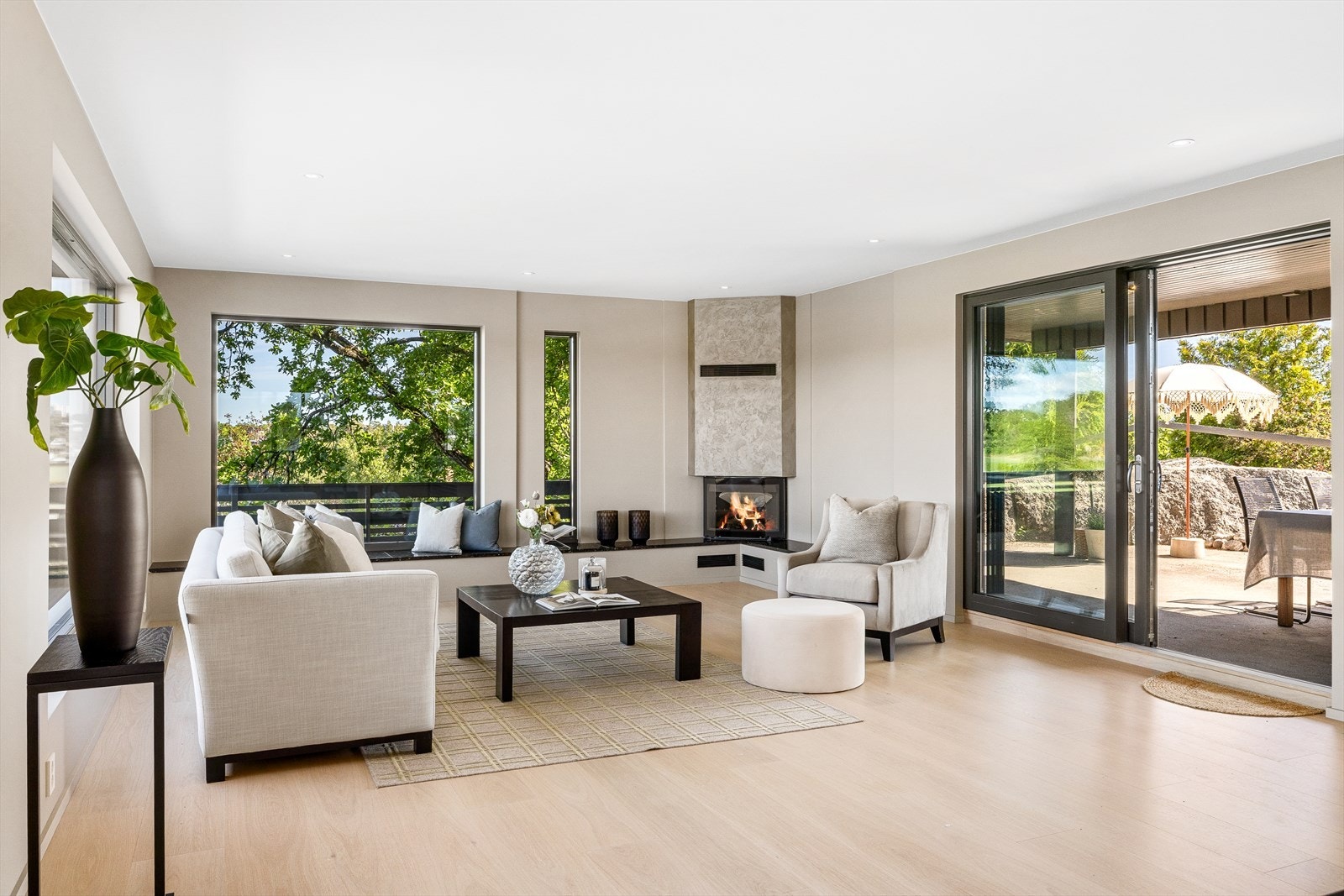 Gulvet er belagt med vakker, enstavs parkett i en varm og naturlig tone som harmonerer nydelig med de delikate, lyse veggene. Fargevalget gir rommet et moderne og innbydende uttrykk, samtidig som det skaper en rolig og elegant atmosfære. Galleribilde