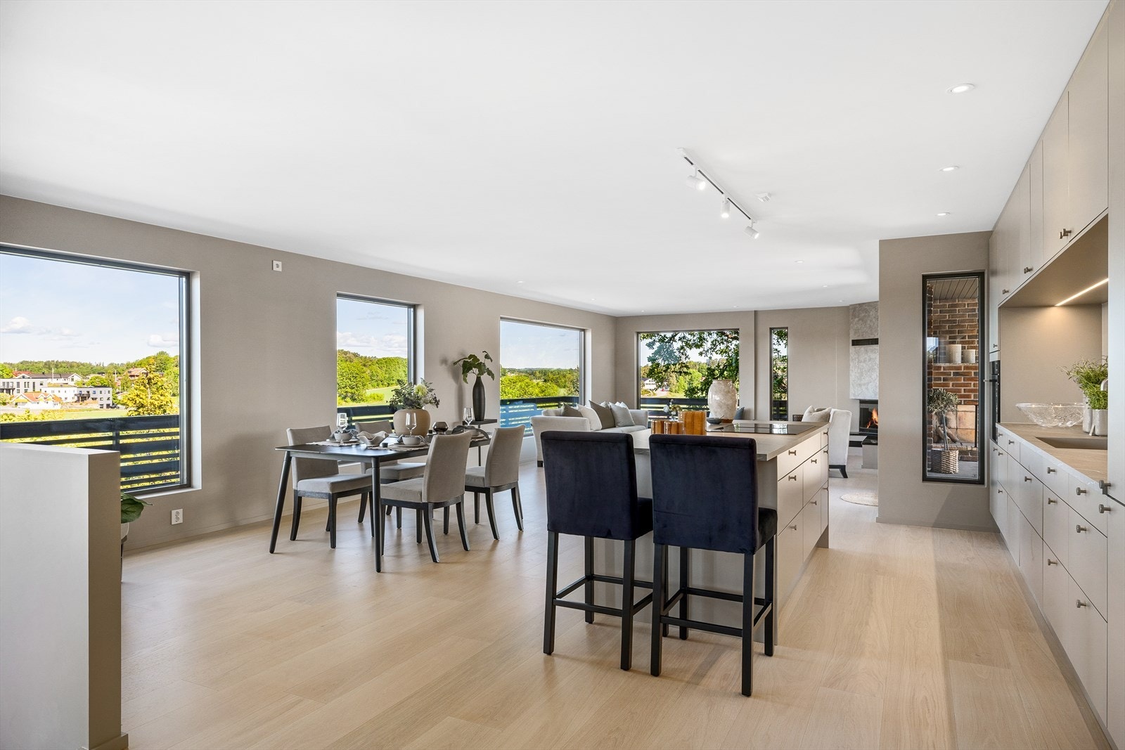 Store vindusflater slipper inn rikelig med dagslys og gir en luftig romfølelse, samtidig som du kan nyte den flotte utsikten mens du sitter til bords. Galleribilde