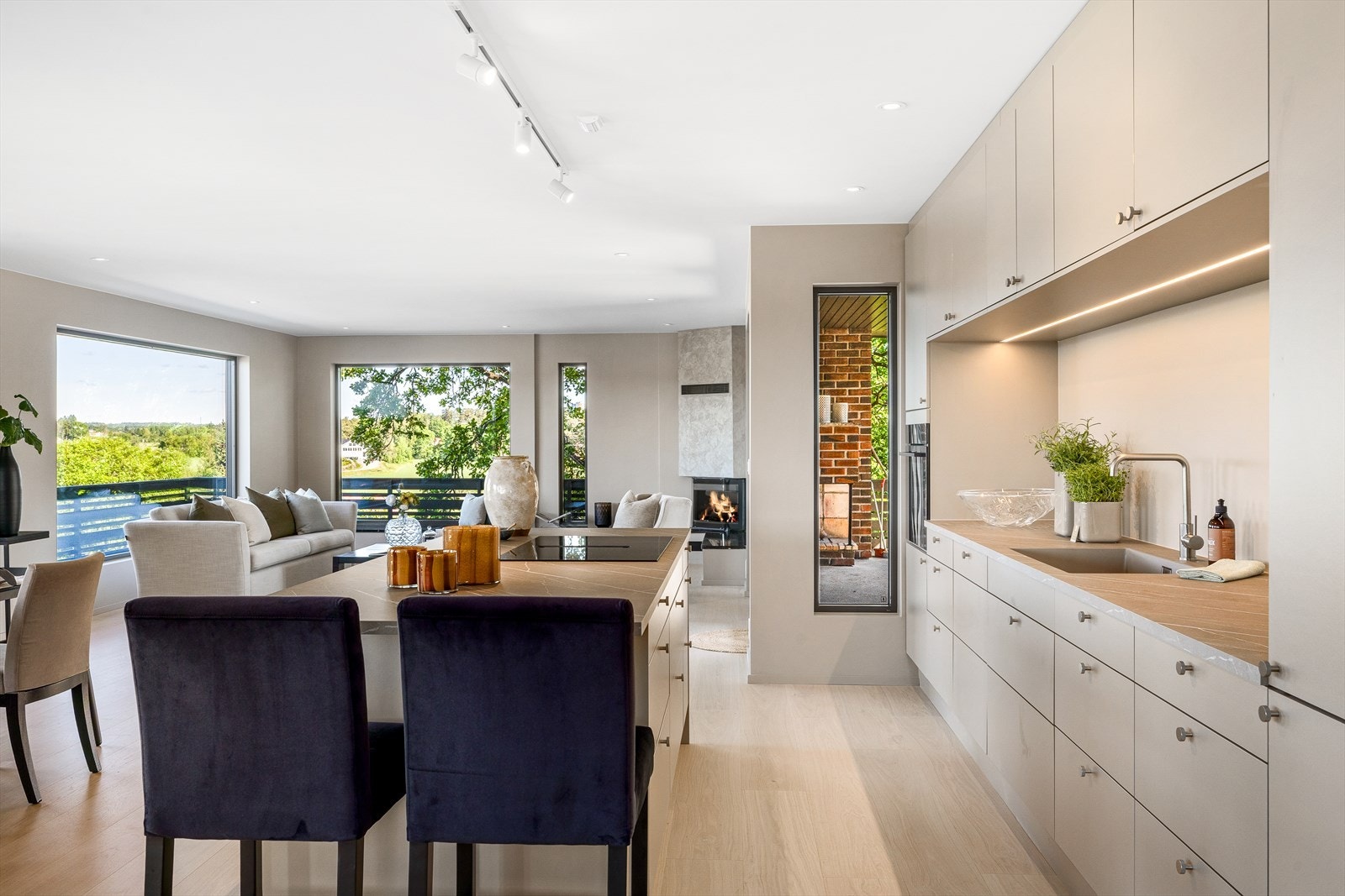 Den åpne løsningen mellom kjøkken og spiseplass skaper en sømløs flyt i rommet og gjør det enkelt å være vertskap uten å miste kontakten med gjestene. Galleribilde