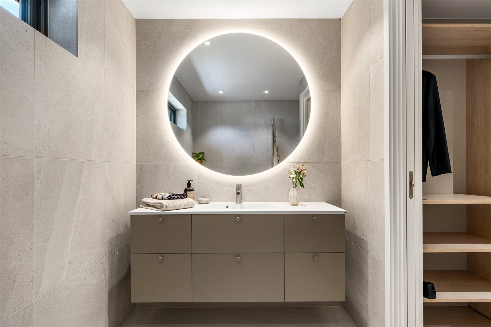 Lekkert og moderne baderom fra 2024 - helt nytt og ikke tatt i bruk. Badet er bygget i henhold til teknisk forskrift 2017, og arbeidet er dokumentert i Boligmappa. Galleribilde