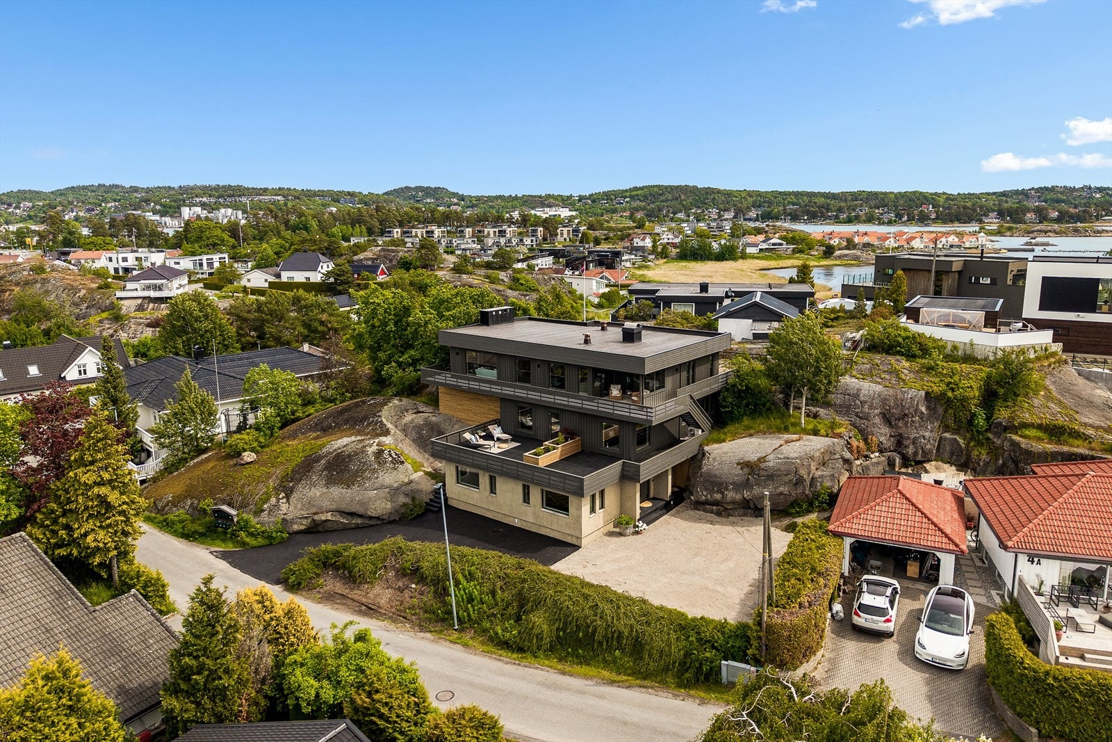 Hoveddelen av boligen strekker seg over tre etasjer og byr på god plass for både hverdag og fest. Galleribilde