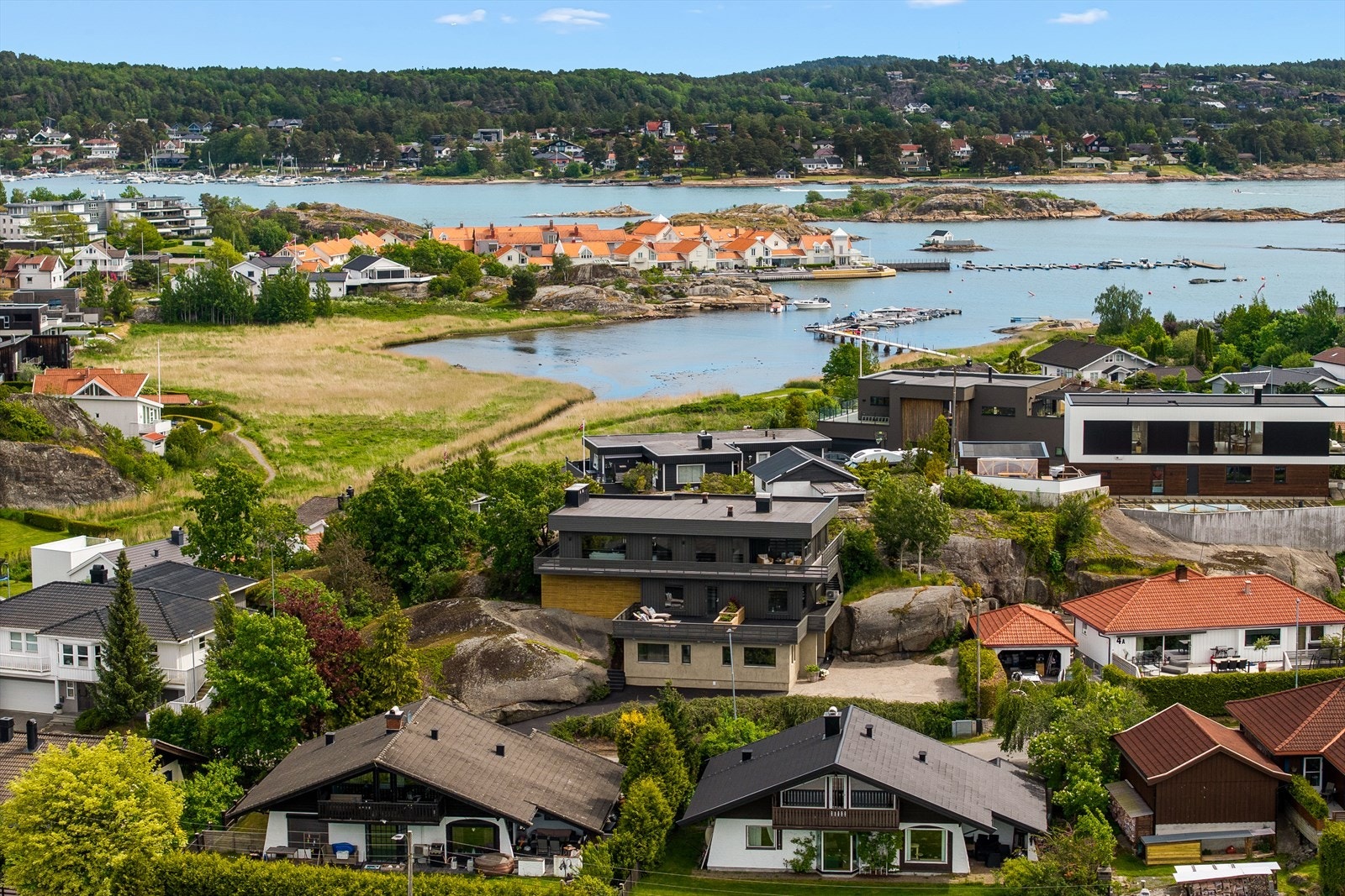 Boligen har en flott beliggenhet høyt og fritt i sjønære omgivelser, med nærhet til både natur og sjø. Her bor du luftig og usjenert, med god avstand til naboer og en behagelig ro over området. Galleribilde