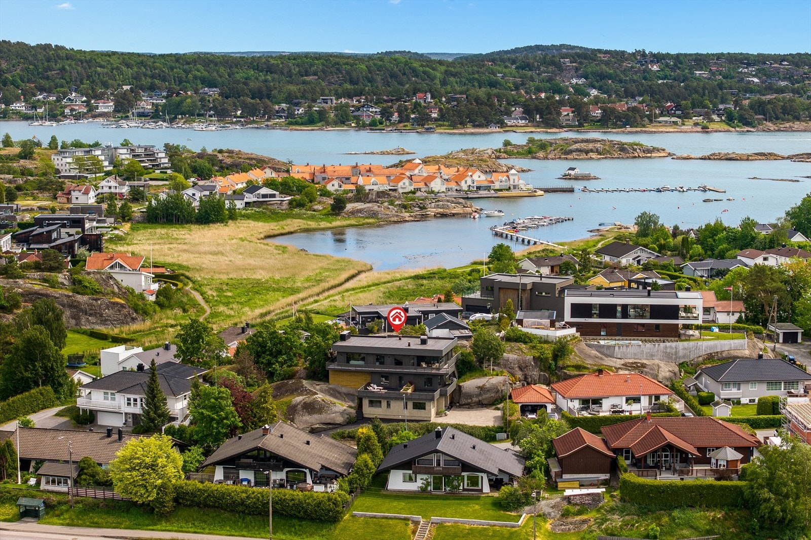 Området har en naturskjønn beliggenhet, men likevel nærhet til skoler, barnehager, offentlig kommunikasjon, samt sentrums rike utvalg av fasiliteter og servicetilbud. Galleribilde