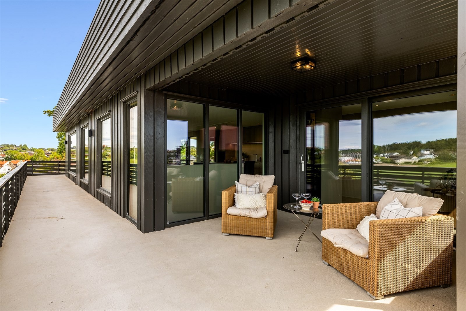 Med god plass til både spisebord og sittegruppe, er dette et perfekt sted for alt fra hverdagsmiddager utendørs til lange sommerkvelder med venner og familie. Galleribilde