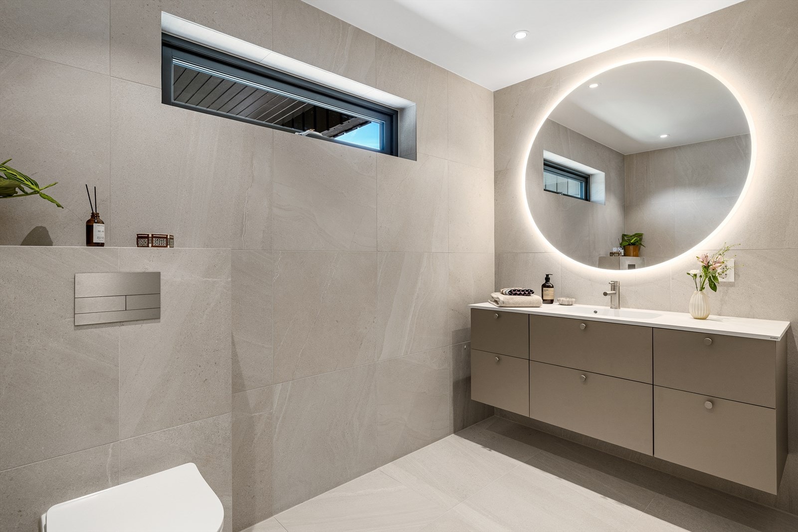 Her møtes stil og kvalitet: Flislagt gulv med elektriske varmekabler gir en lun og behagelig følelse, mens taket har malte plater med elegante downlights som gir godt lys og et moderne preg. Galleribilde