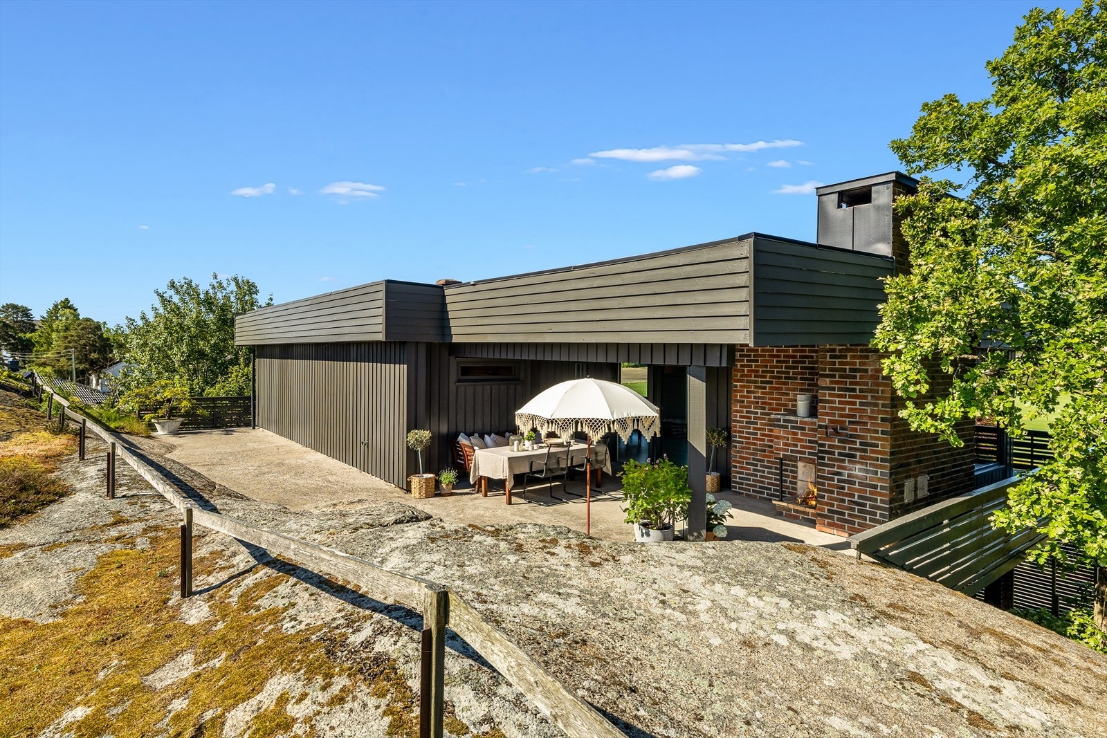 Området er omkranset av majestetiske fjellformasjoner som skjermer uteplassen på en naturlig og harmonisk måte. Dette gir ikke bare le for vind og innsyn, men skaper også en helt spesiell atmosfære med nærhet til naturen. Galleribilde