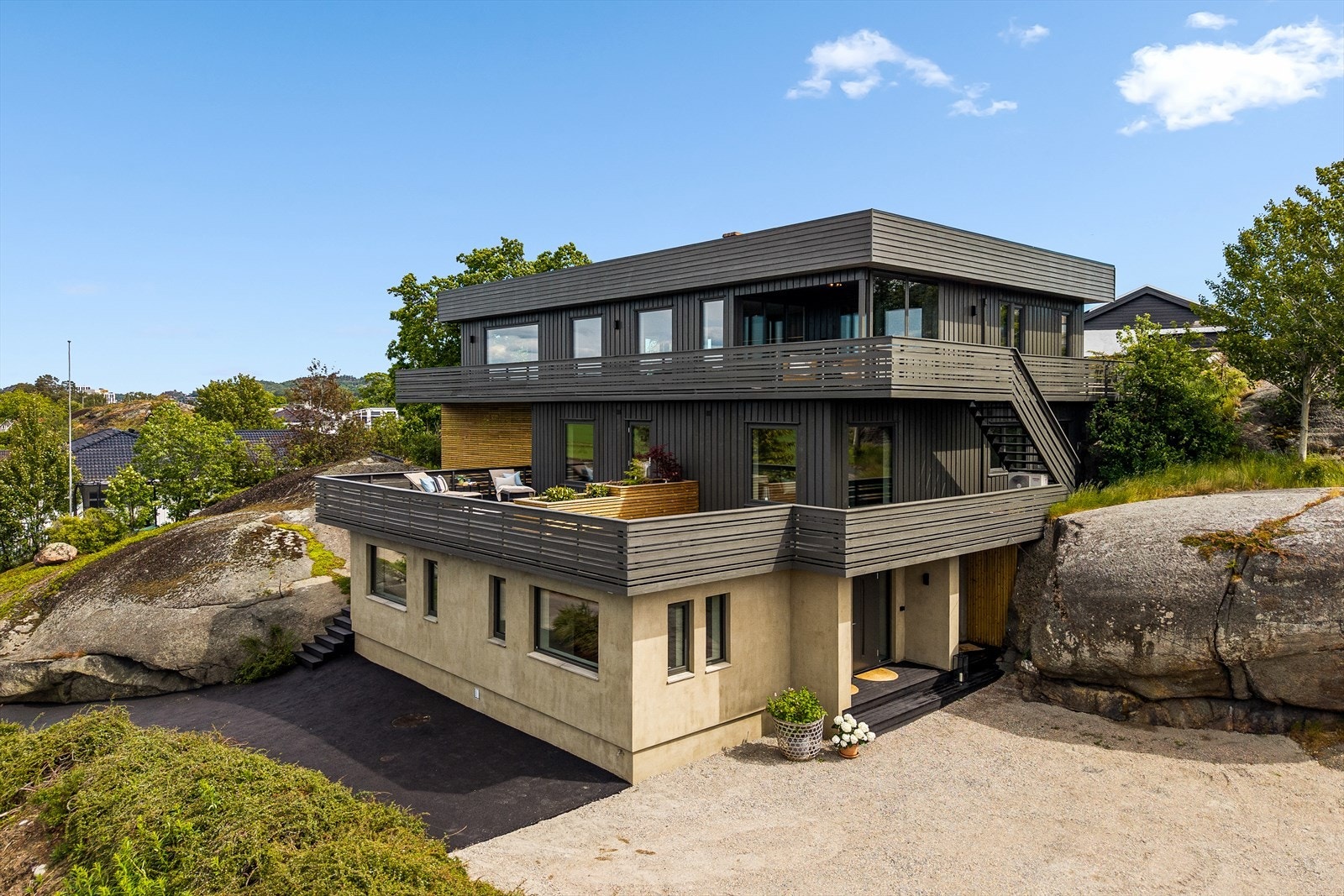 Boligen ligger høyt på en skrånende fjelltomt - en sjelden og attraktiv beliggenhet som gir flott utsyn og optimale solforhold gjennom hele dagen. Alle Vinduer er nye i topp Nordan kvalitet med innbrudds sikring. Nye inngangsdører fra Swedoor. Galleribilde