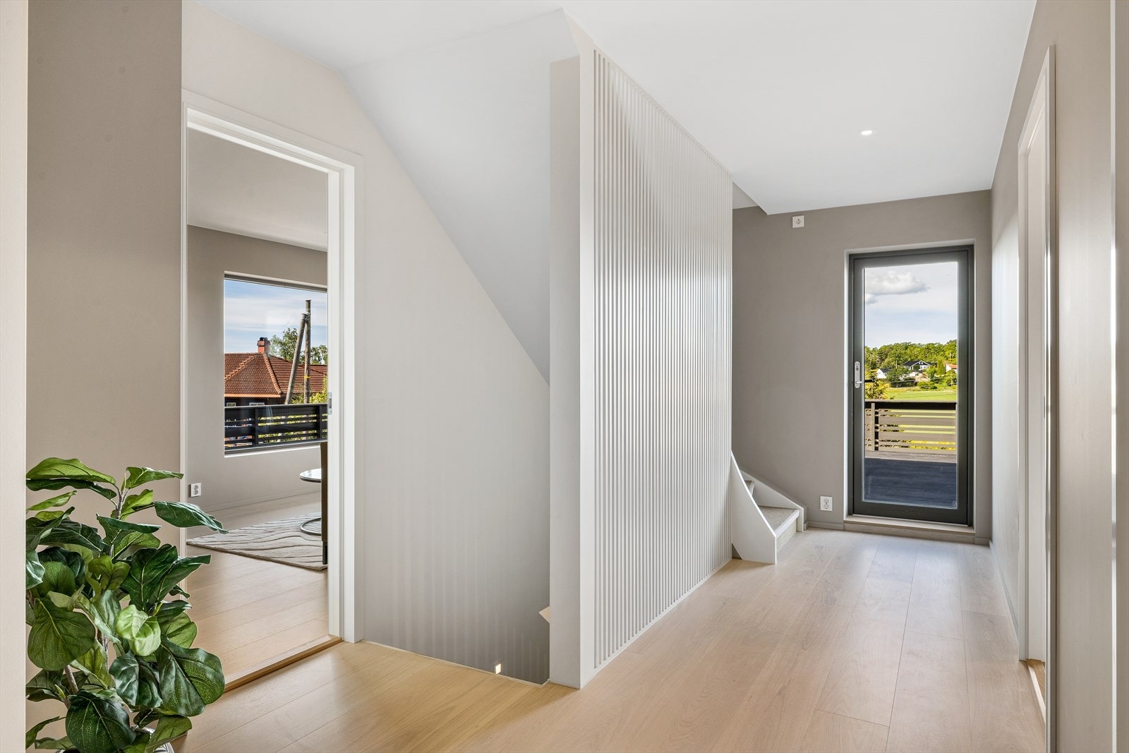 Utgang til nok en vestvendt terrasse fra gangen i 1. etasje. Galleribilde