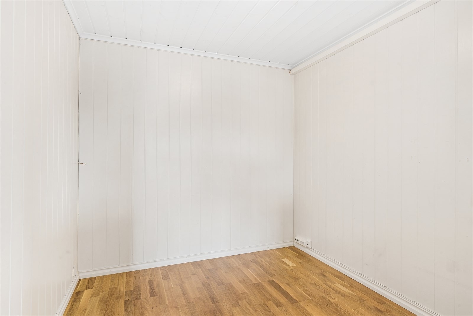 Et innredet rom som fungerer ypperlig som hjemmekontor, gjesterom eller disponibelt rom. Galleribilde