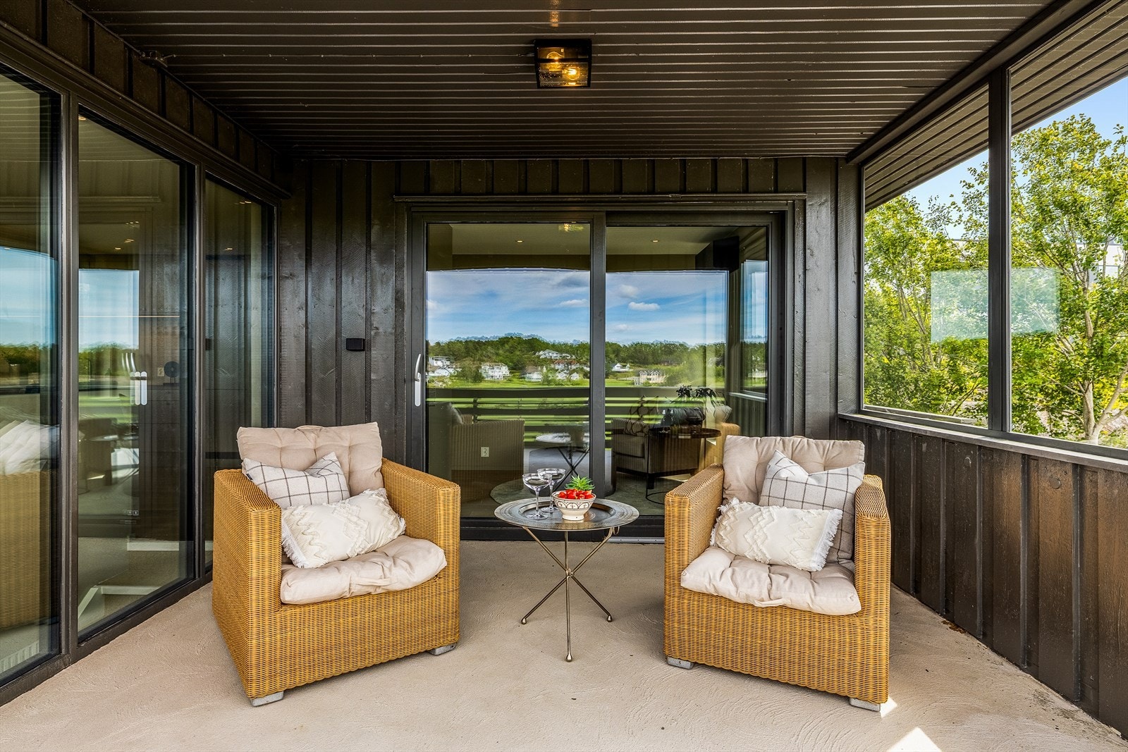 "Den vestvendte uteplassen ved kjøkkenet er en nydelig plass å trekke ut på i ettermiddagstimene og utover kvelden. Galleribilde