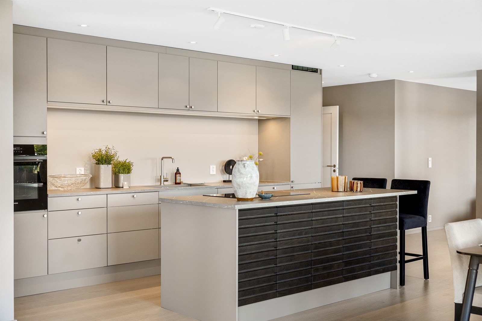 Kjøkkenet utmerker seg med sitt elegante og moderne uttrykk - her er det valgt kvalitetsmaterialer med et bevisst øye for både design og funksjon. Galleribilde