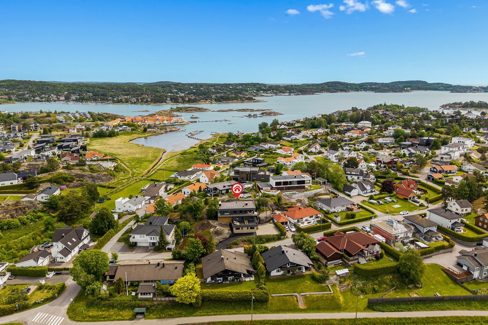 Med denne boligen får du ikke bare en stilfull og moderne bolig - du får også en smart investering med fleksible bruksområder og lavt behov for vedlikehold. Dette er et hjem for deg som ønsker det lille ekstra - både i hverdagen og for fremtiden. Galleribilde