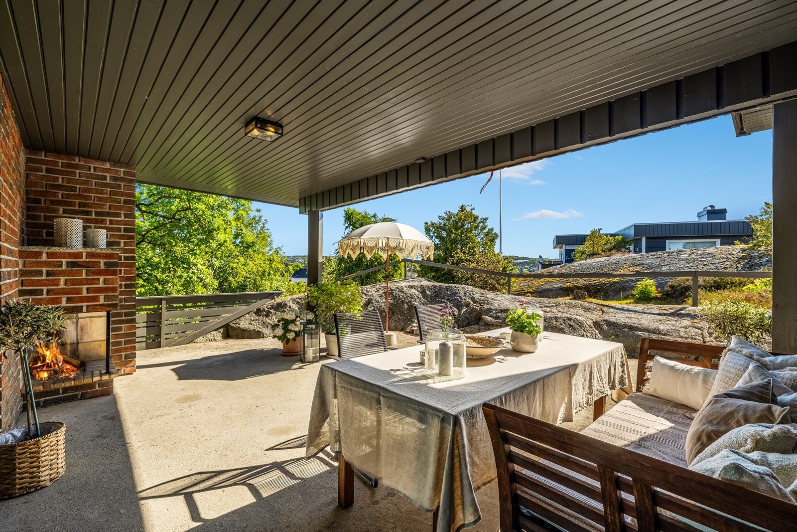 "Uteplassen ut fra stuen er særdeles hyggelig og godt tilrettelagt for både avslapning og sosiale sammenkomster. Galleribilde