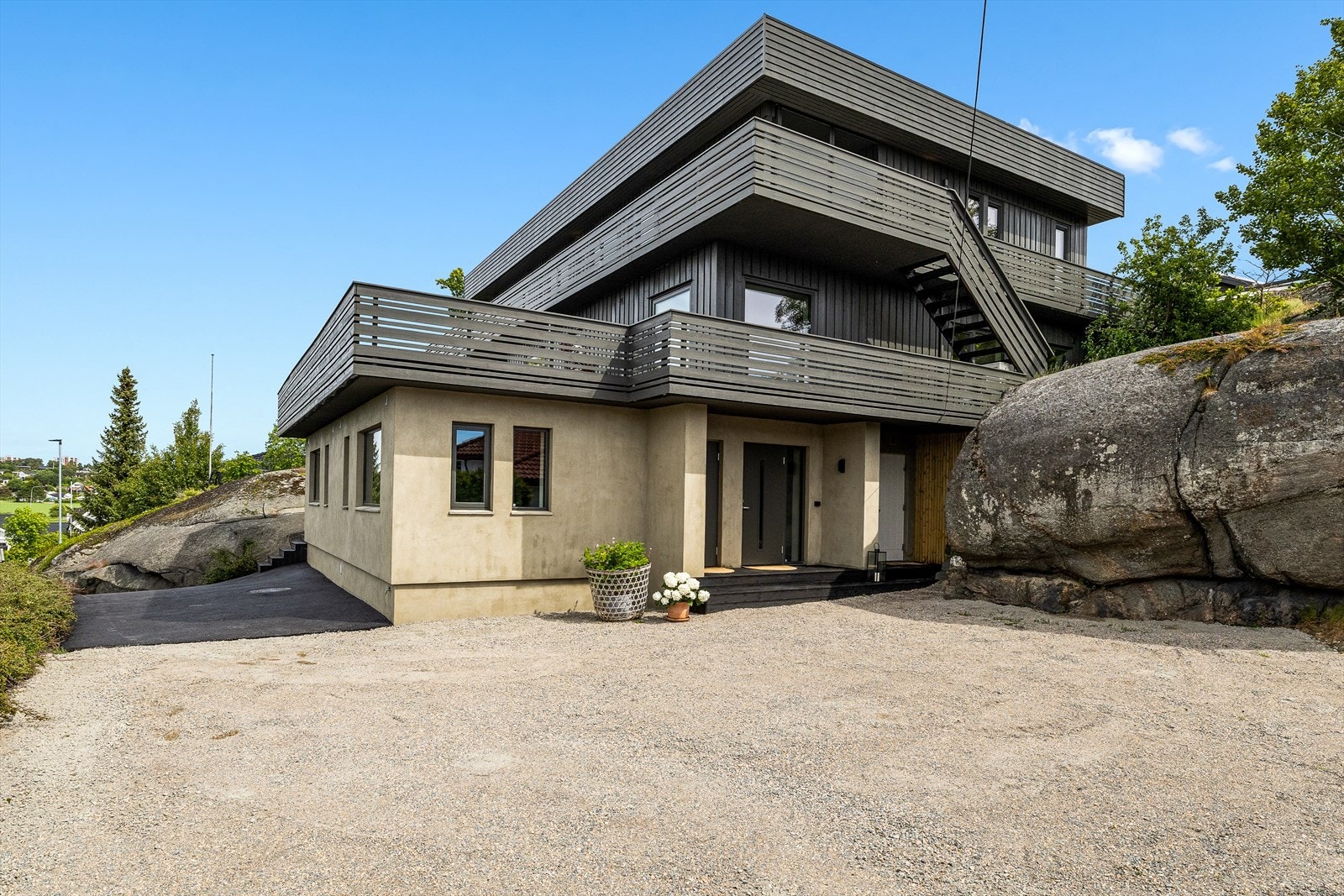 Eiendommen har en romslig gårdsplass med god plass til parkering for både bil og gjester. Galleribilde