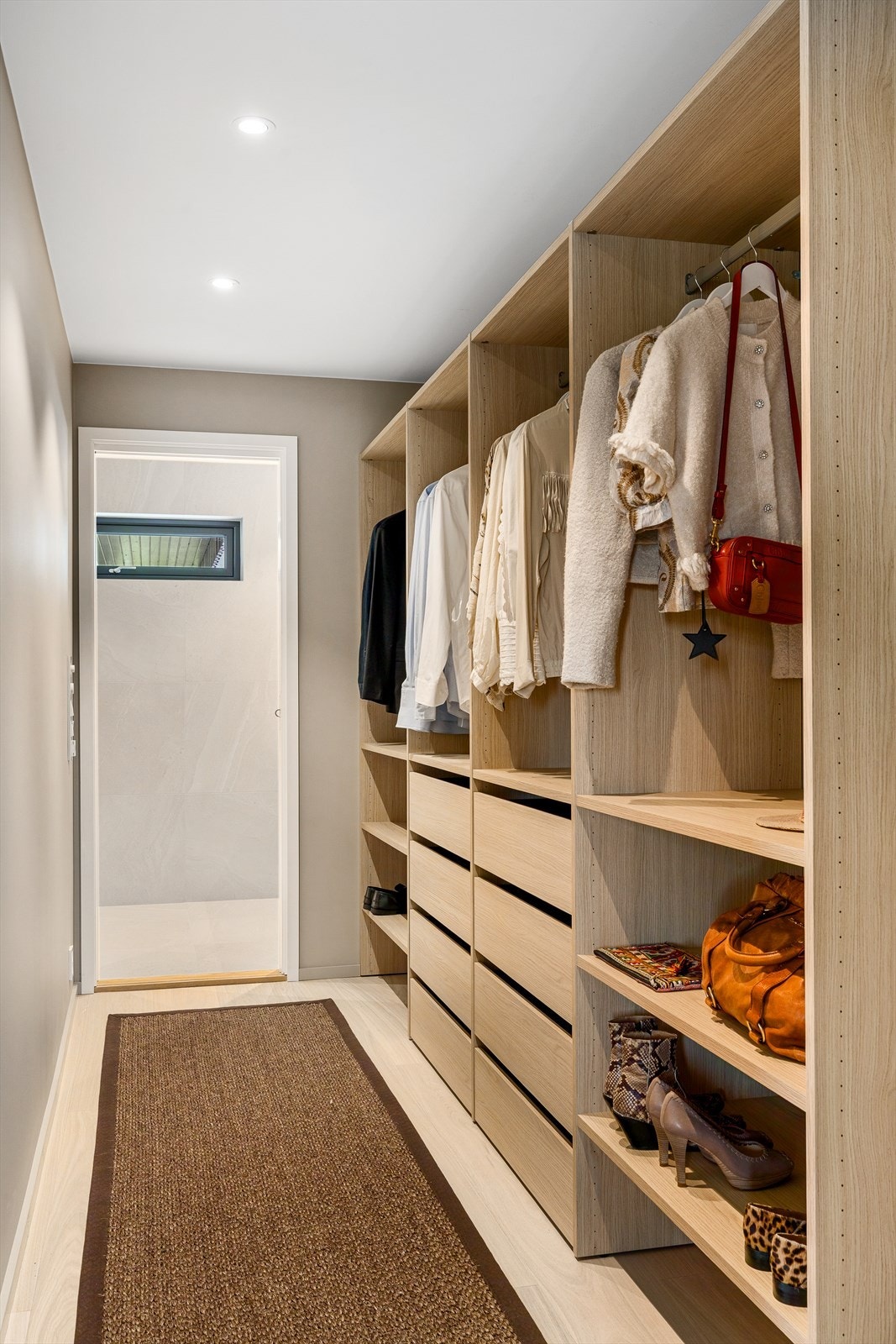 Med god takhøyde og oversiktlig layout får du en luftig og funksjonell oppbevaringsløsning som gir en eksklusiv hotellfølelse i hverdagen. Galleribilde