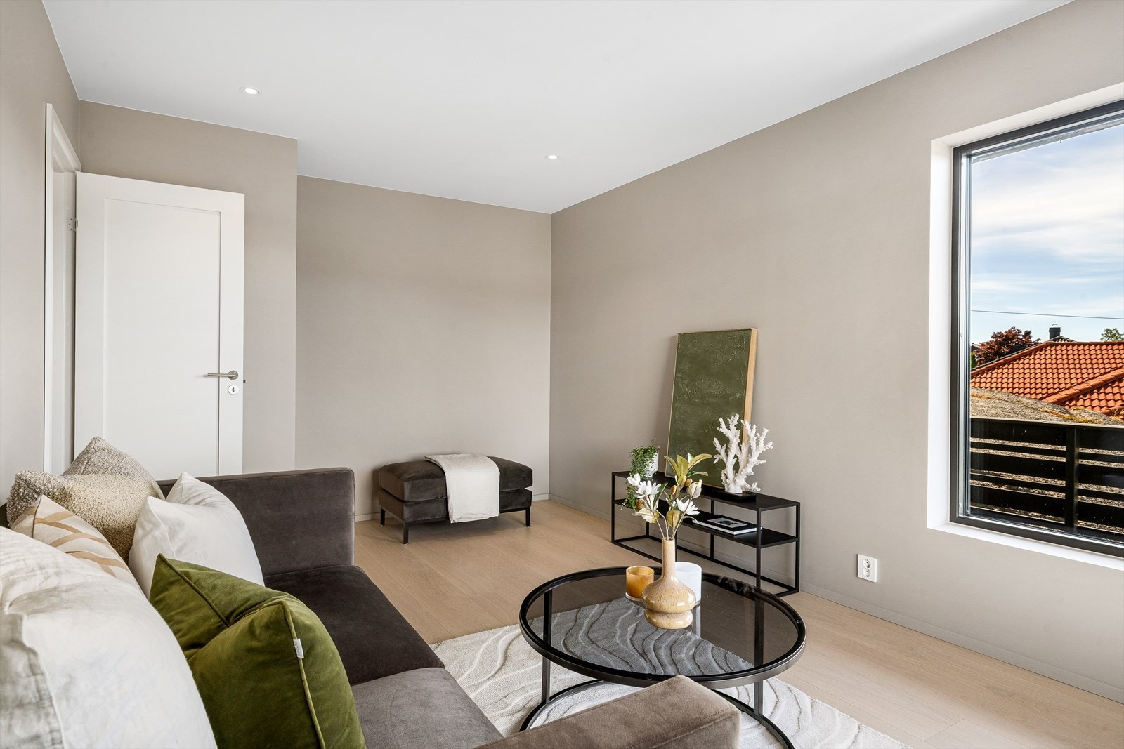 Rommet fremstår lunt og behagelig , og egner seg godt for både arbeid og avslapning." Galleribilde