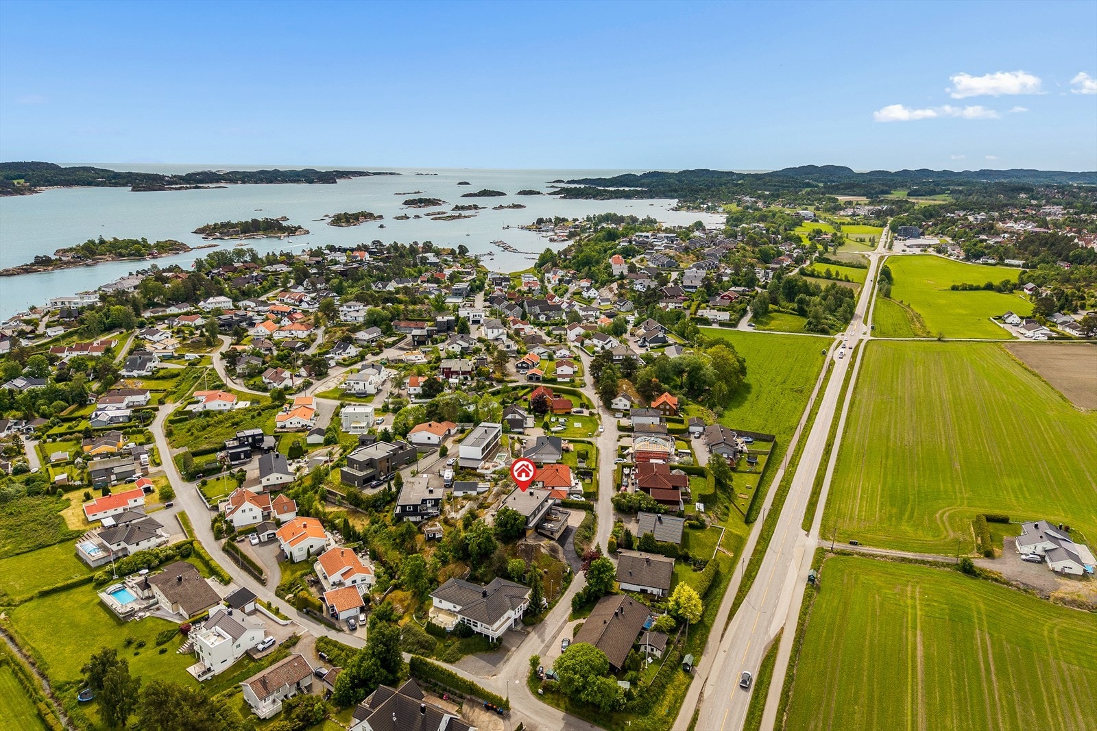 Det er kort vei til Granholmen badestrand med yrende liv sommerstid og hvor blant annet Sandefjord Seilforening holder til. Gangavstand er det også til Marums flotte natur med byens mest populære treningsområde, lysløype og Golfbane Galleribilde
