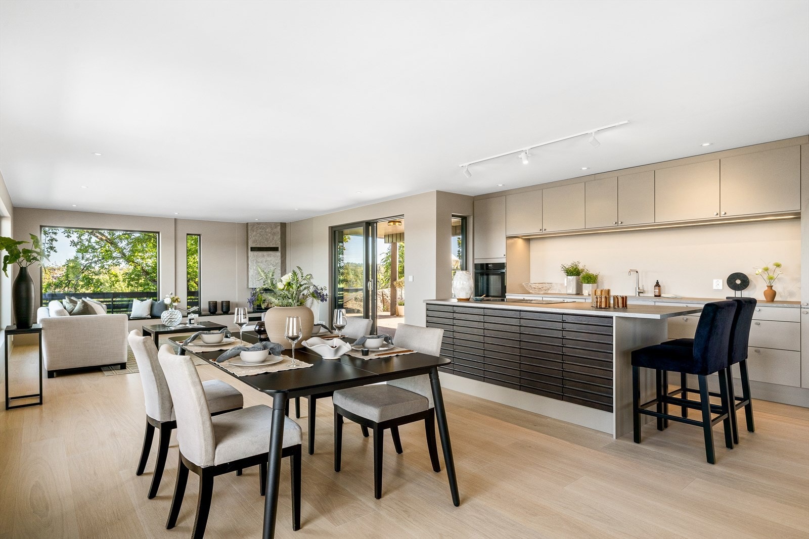 Kjøkkenet er lekkert innredet med kvalitetsinnredning, rikelig med skapplass og integrerte hvitevarer - perfekt for deg som liker å lage mat og invitere gjester. Galleribilde