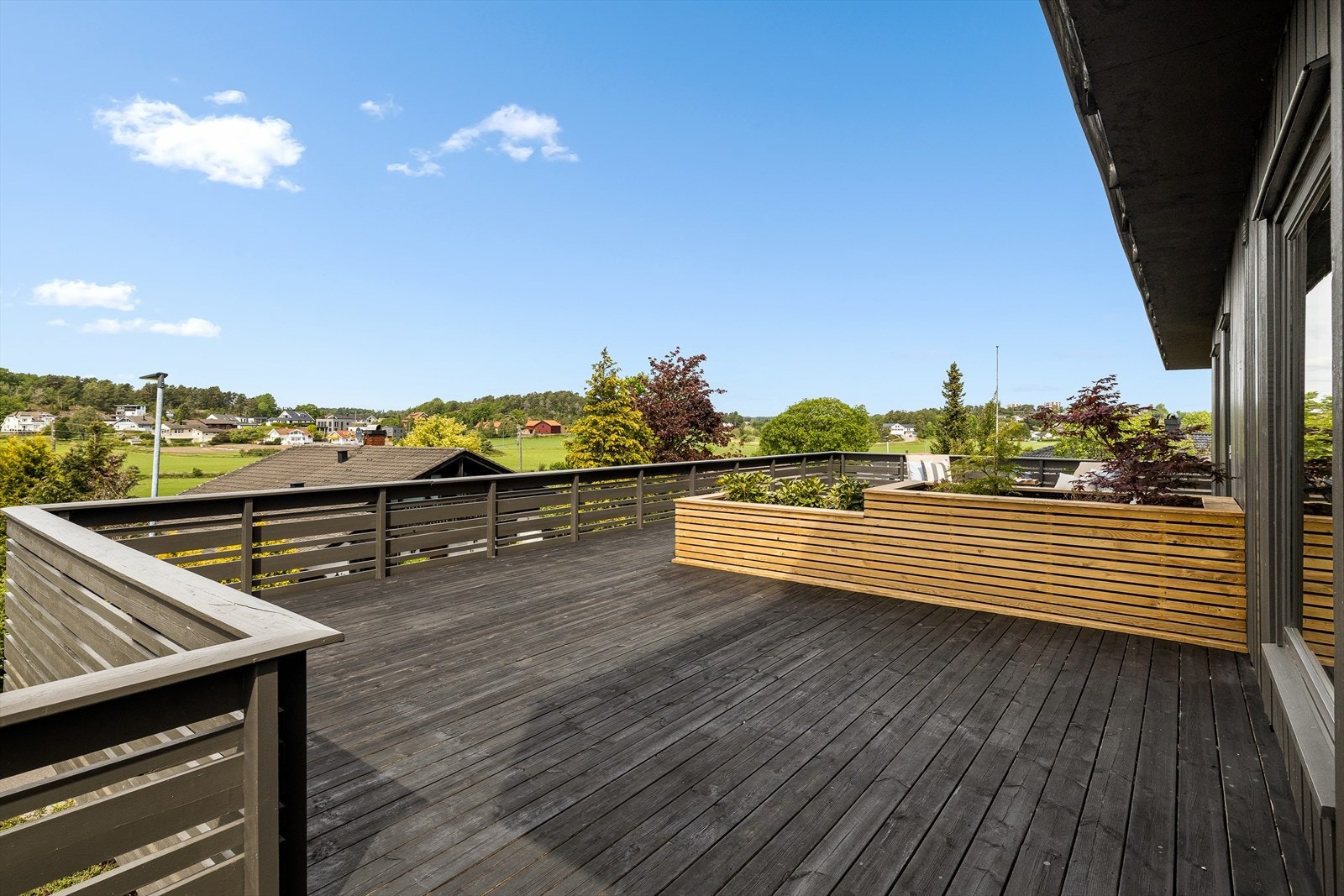 Den er smakfullt oppdelt med blant annet en lekker, integrert blomsterkasse som tilfører liv og farge. Galleribilde