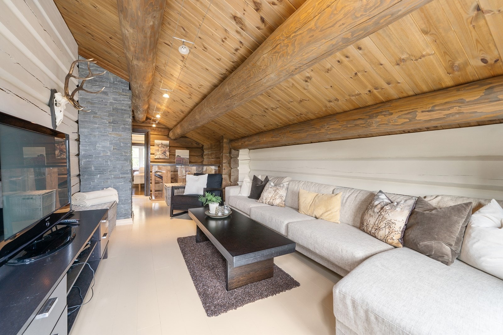 Loftstue med utgang til balong med vid utsikt over Hovden Galleribilde