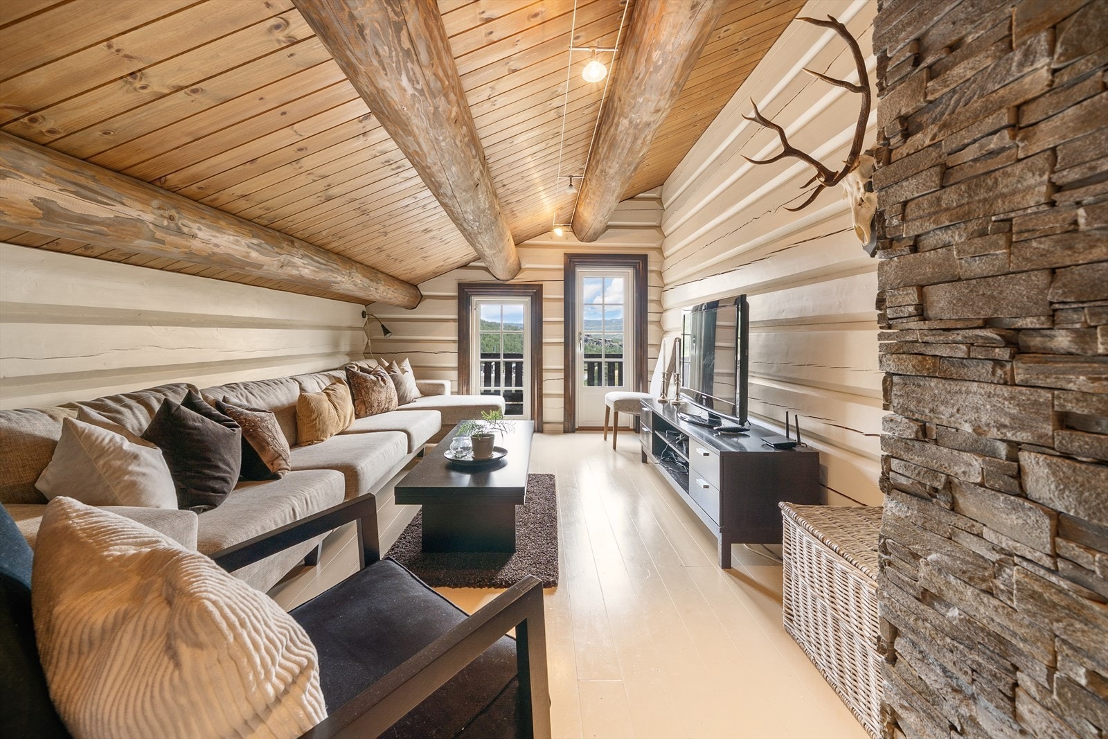 Loftstue med utgang til balong med vid utsikt over Hovden Galleribilde