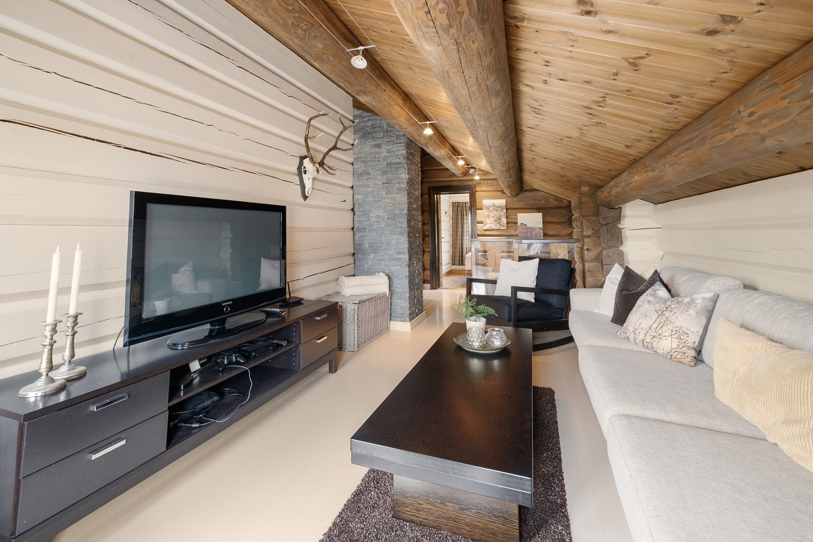 Loftstue med utgang til balong med vid utsikt over Hovden Galleribilde