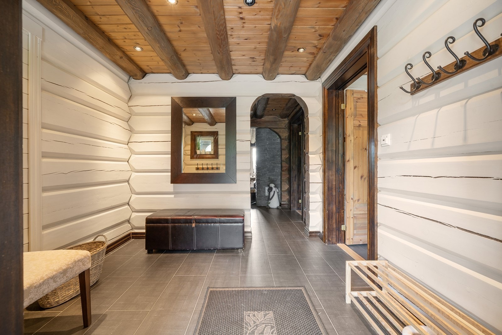 Romslig gang. Galleribilde