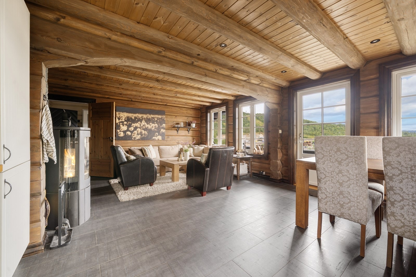 Koselig stue med åpen kjøkkenløsning - utgang til terrasse med vid utsikt over Hovden. Galleribilde