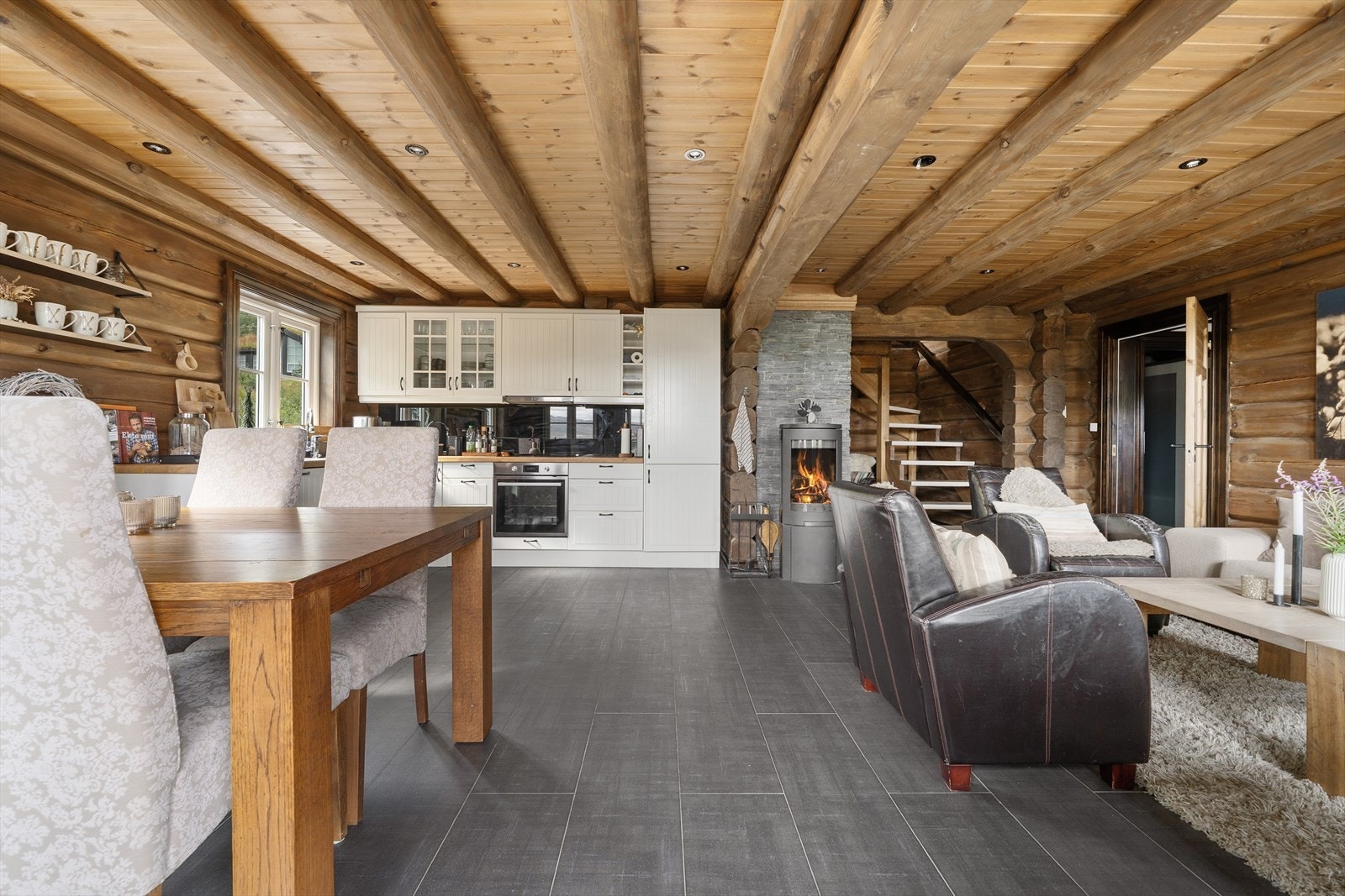 Koselig stue med åpen kjøkkenløsning - utgang til terrasse med vid utsikt over Hovden. Galleribilde