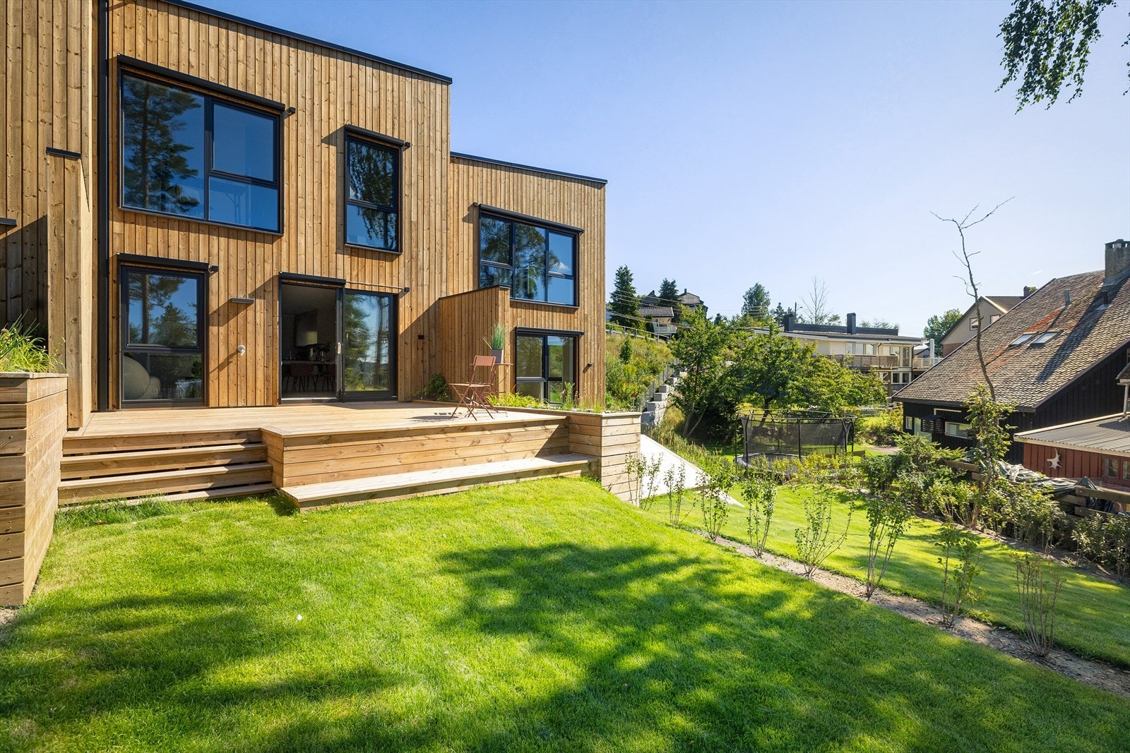 Sydvestvendt uteplass på ca. 43 kvm: terrasse og hage. Galleribilde