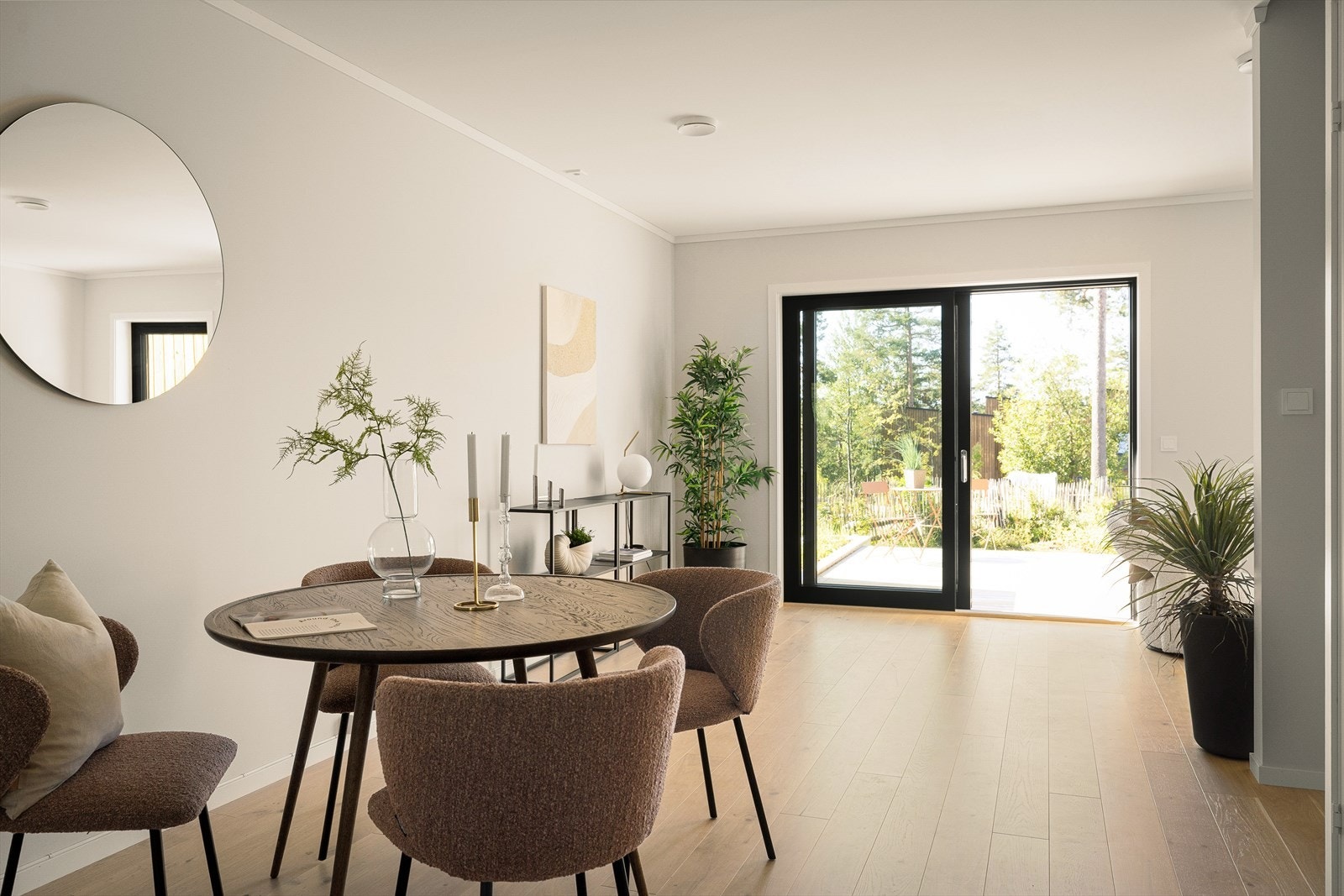 Stor stue m/utgang til sydvestvendt terrasse. Galleribilde