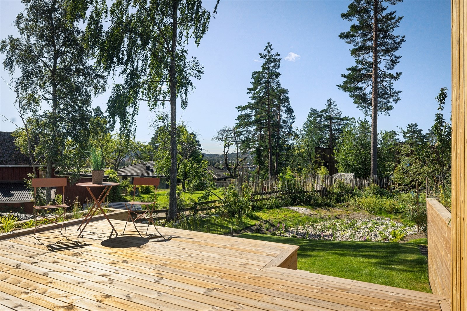 Sydvestvendt uteplass på ca. 43 kvm: terrasse og hage. Galleribilde