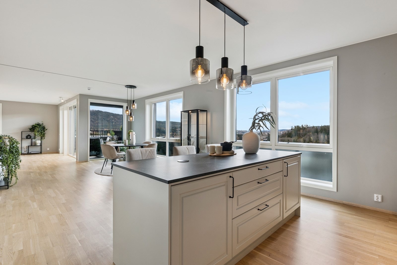 Barløsning med skap på kjøkkensiden gir deg både ekstra oppbevaring og en sosial sone i hverdagen. Galleribilde