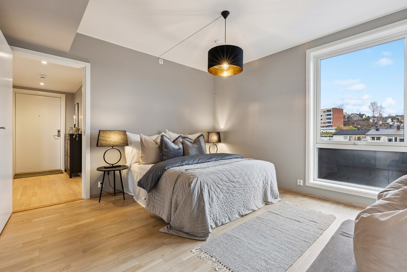 Med hele tre soverom, har leiligheten god fleksibilitet for både familier og par med behov for ekstra rom. Galleribilde