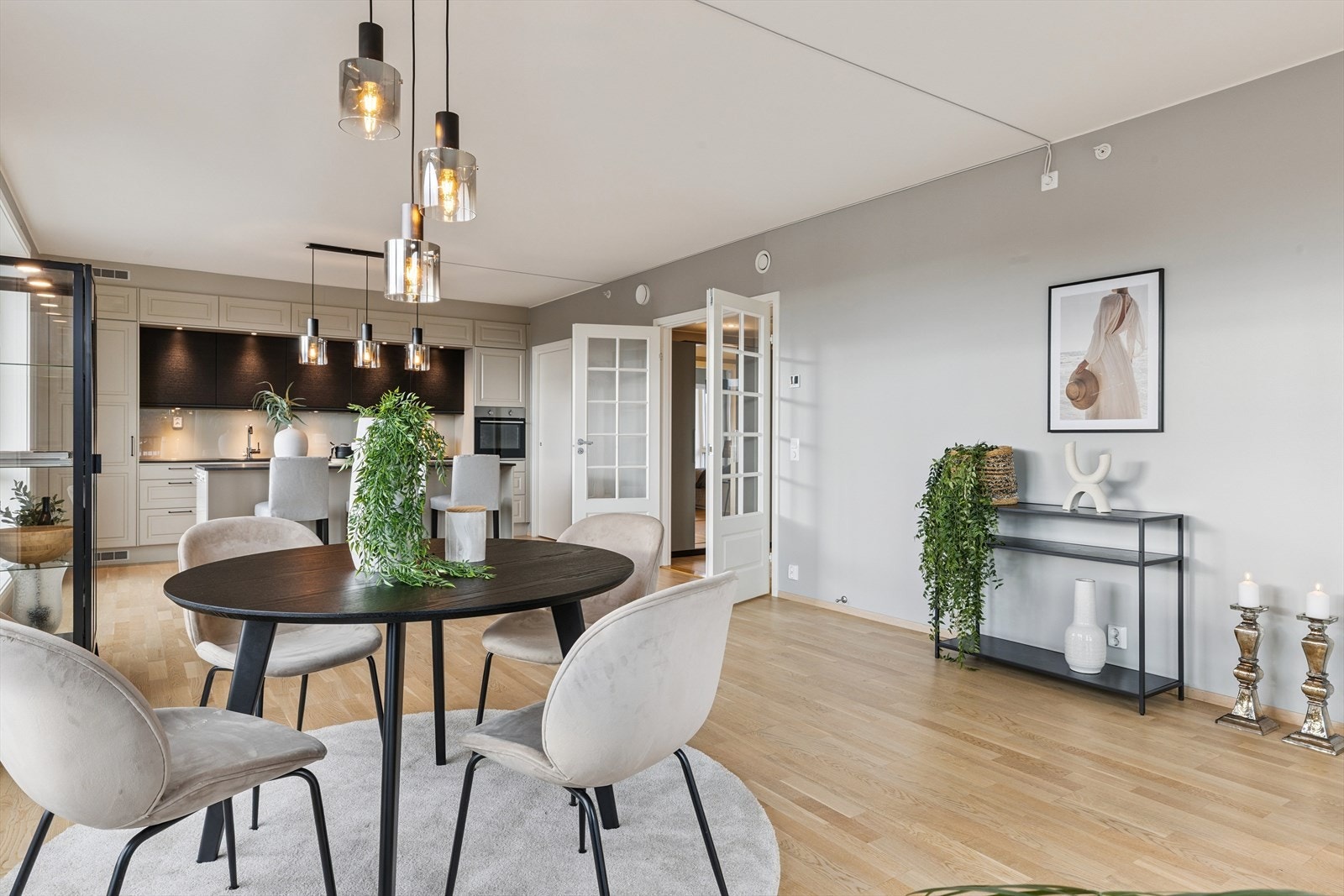 Med nærhet til både kjøkken og stue, ligger alt til rette for hyggelige måltider, lange samtaler og minnerike stunder med familie og venner. Galleribilde