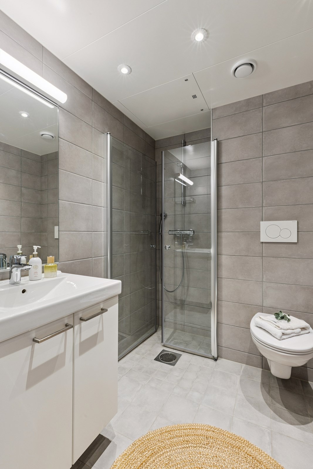 Det andre badet ligger praktisk tilknyttet hovedsoverommet og har samme gjennomførte og moderne utførelse som hovedbadet. Galleribilde