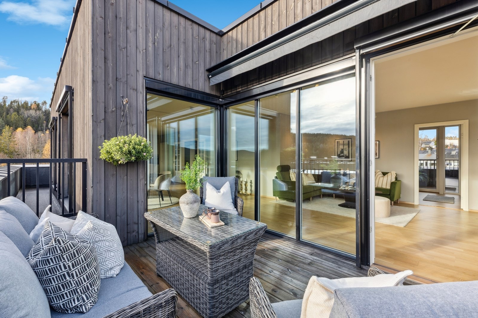 Her er det montert markise som gir ekstra skjerming og komfort på solrike dager. Galleribilde