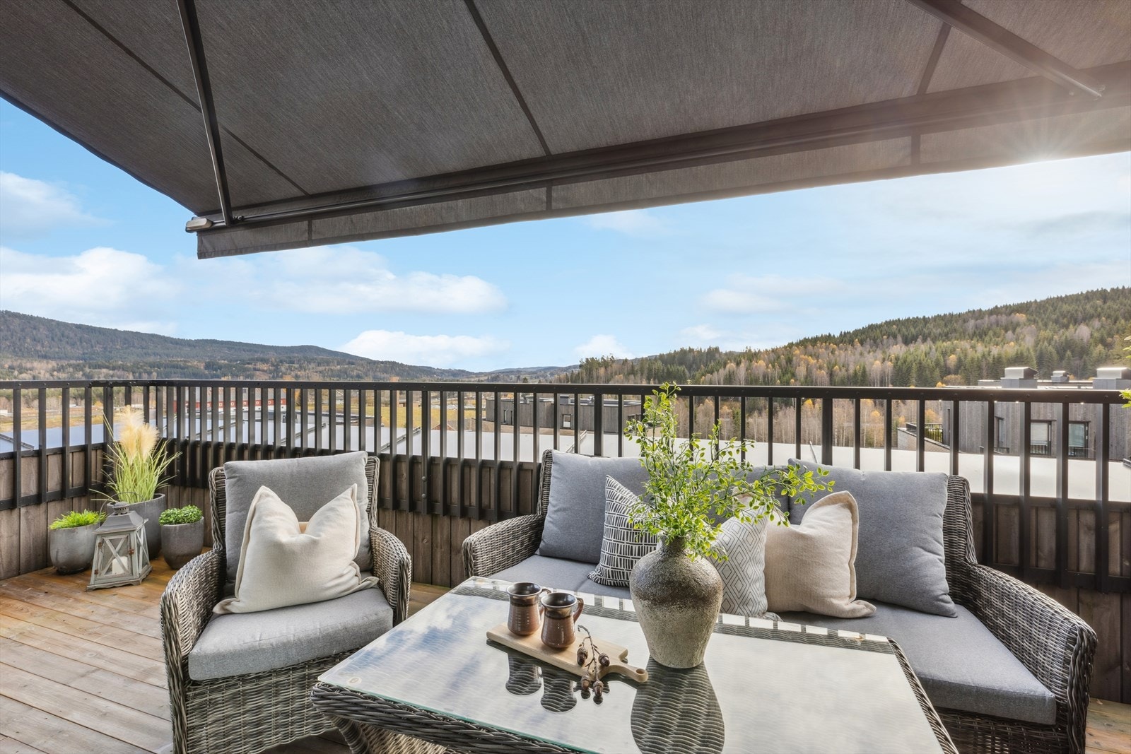 Fra stuen er det utgang til en romslig terrasse med fantastisk utsikt - et perfekt sted for morgenkaffen eller hyggelige sammenkomster. Galleribilde