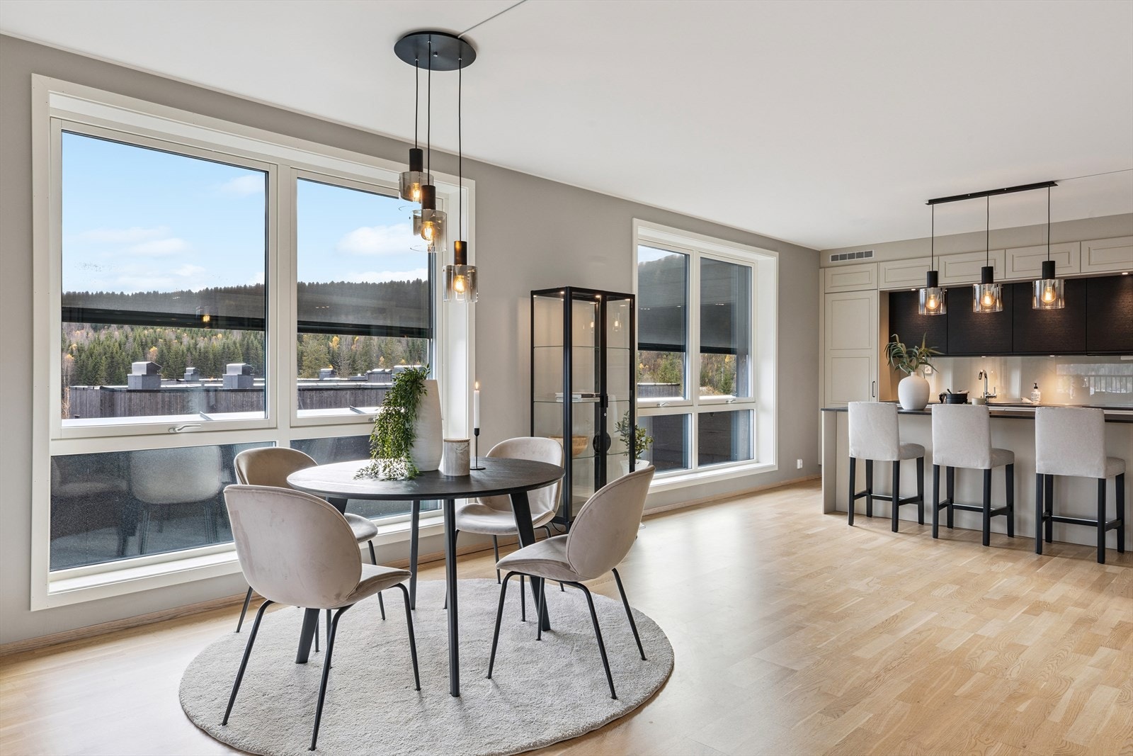 Store vindusflater slipper inn rikelig med dagslys og bidrar til en lys og trivelig atmosfære. Galleribilde