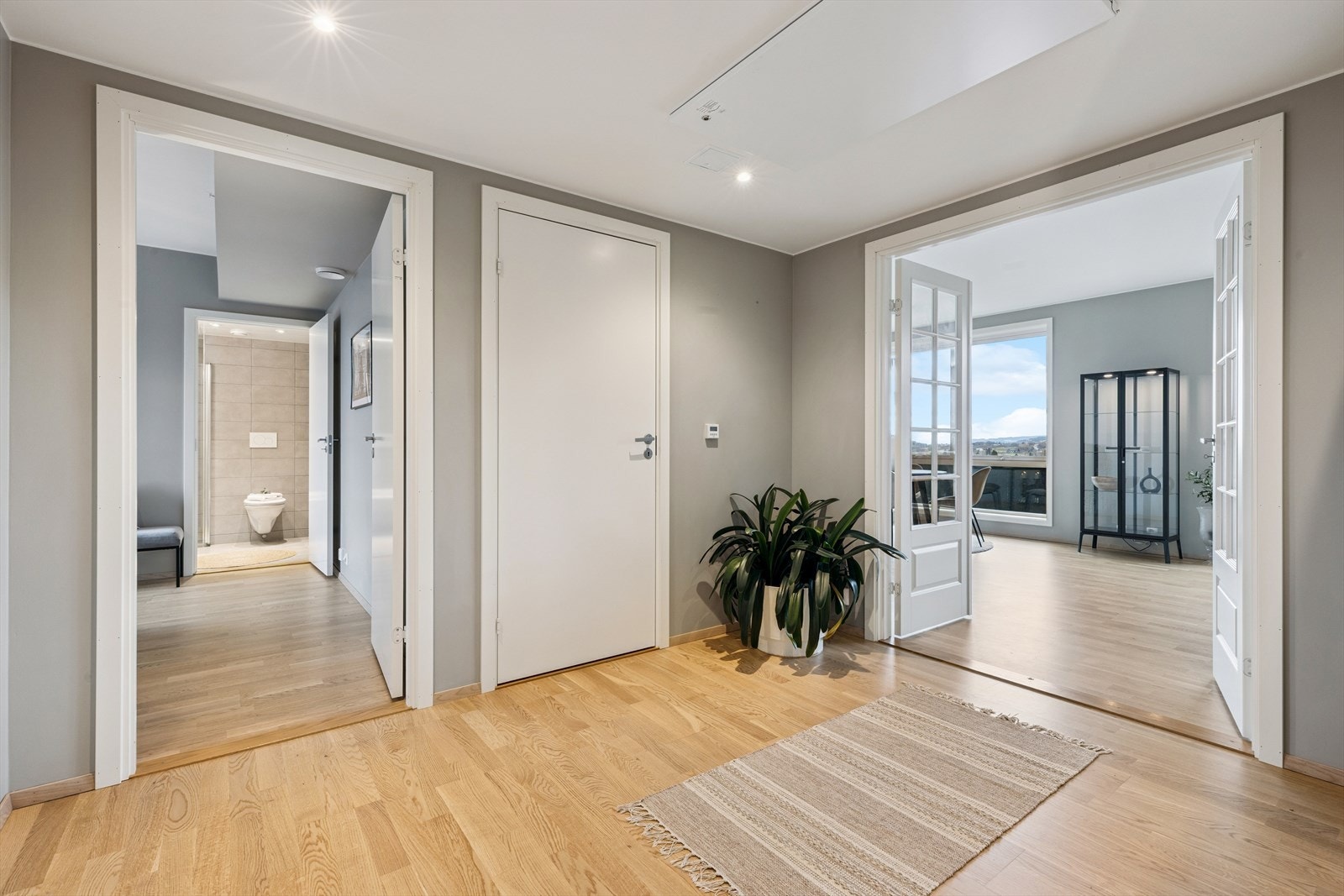 Innbydende og romslig entré med god gulvplass - perfekt for å ønske både hverdag og gjester velkommen. Galleribilde