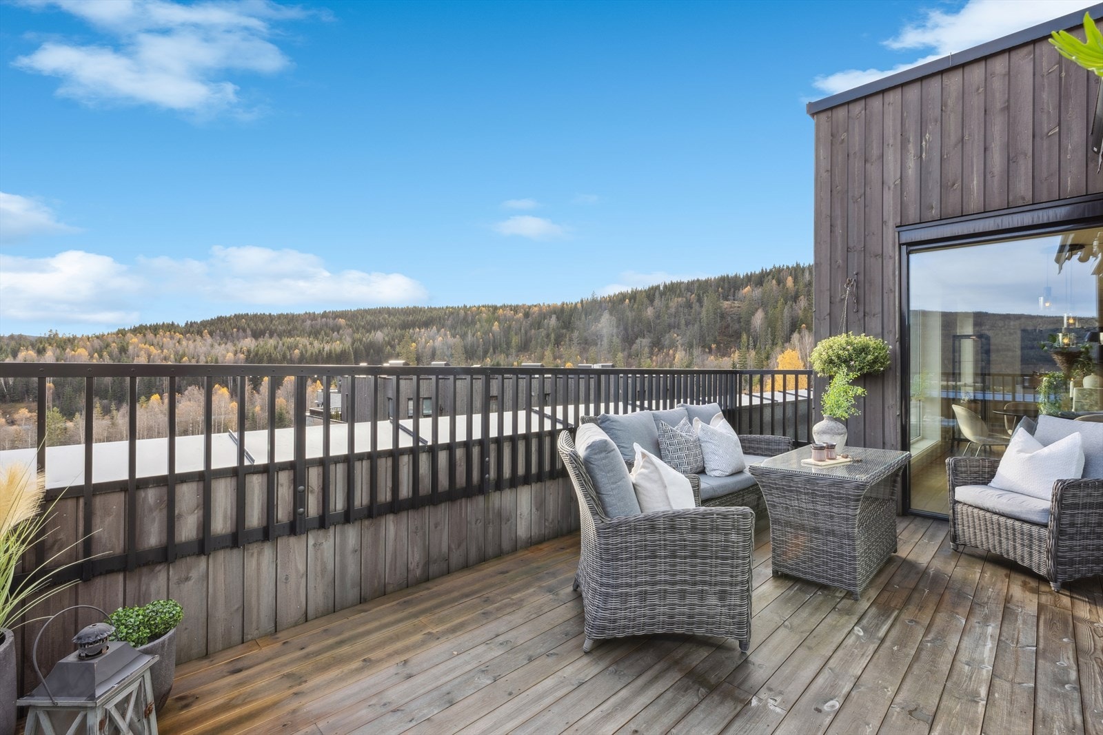 Her er det god plass til å samle menneskene du er glad i til hyggelig sammenkomst. Galleribilde