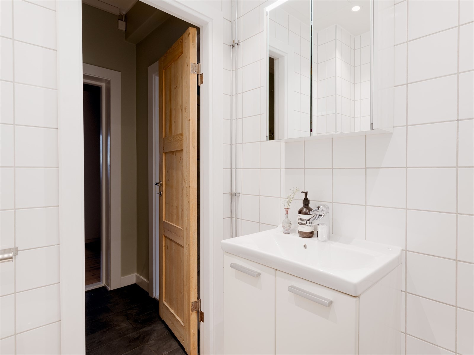 I taket er det innfelte spotter, og i gulvet er det lagt gulvvarme. Galleribilde