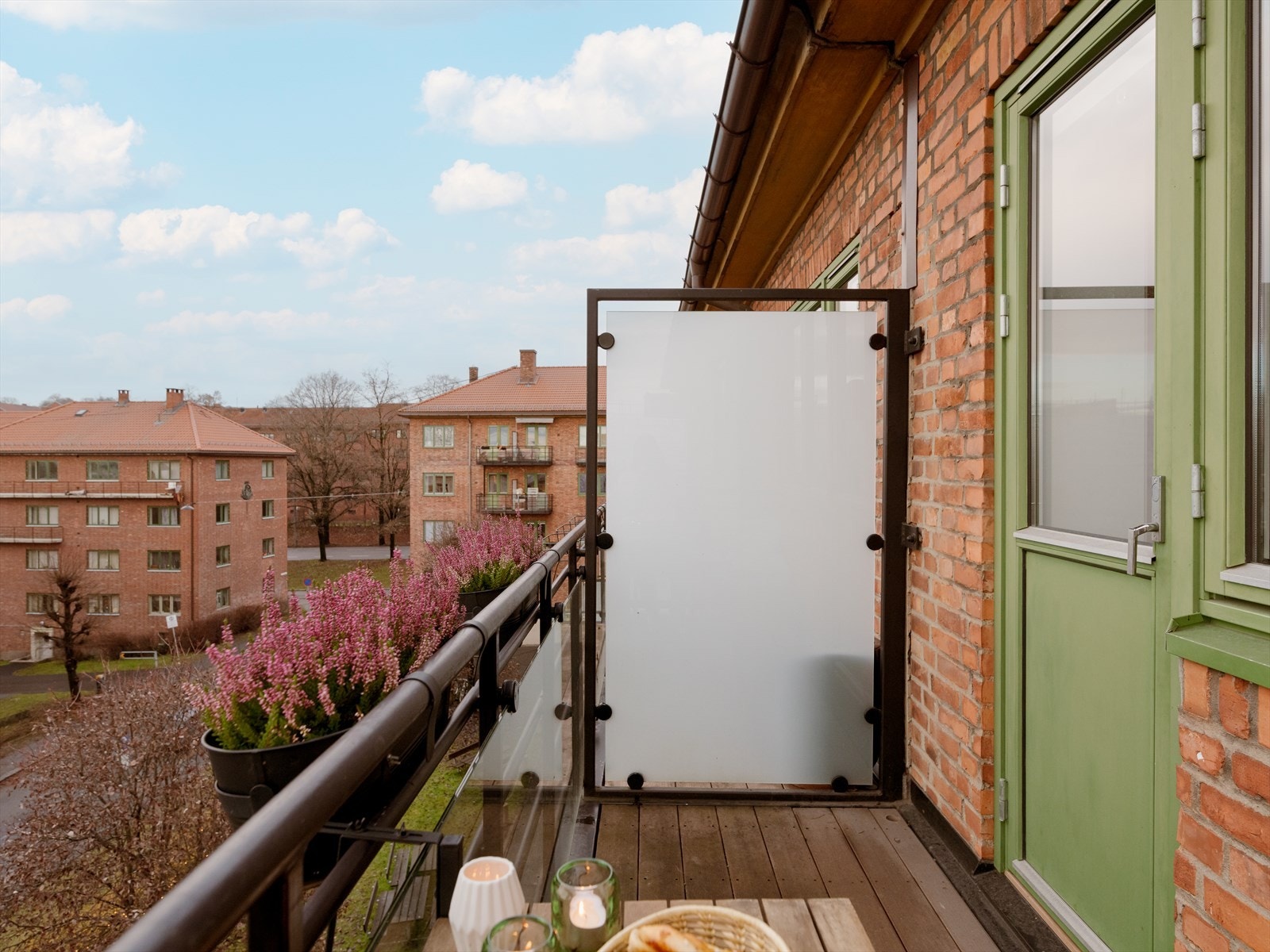 Her får du en balkong med skjermet beliggenhet, vendt mot lite trafikkerte gater. Galleribilde