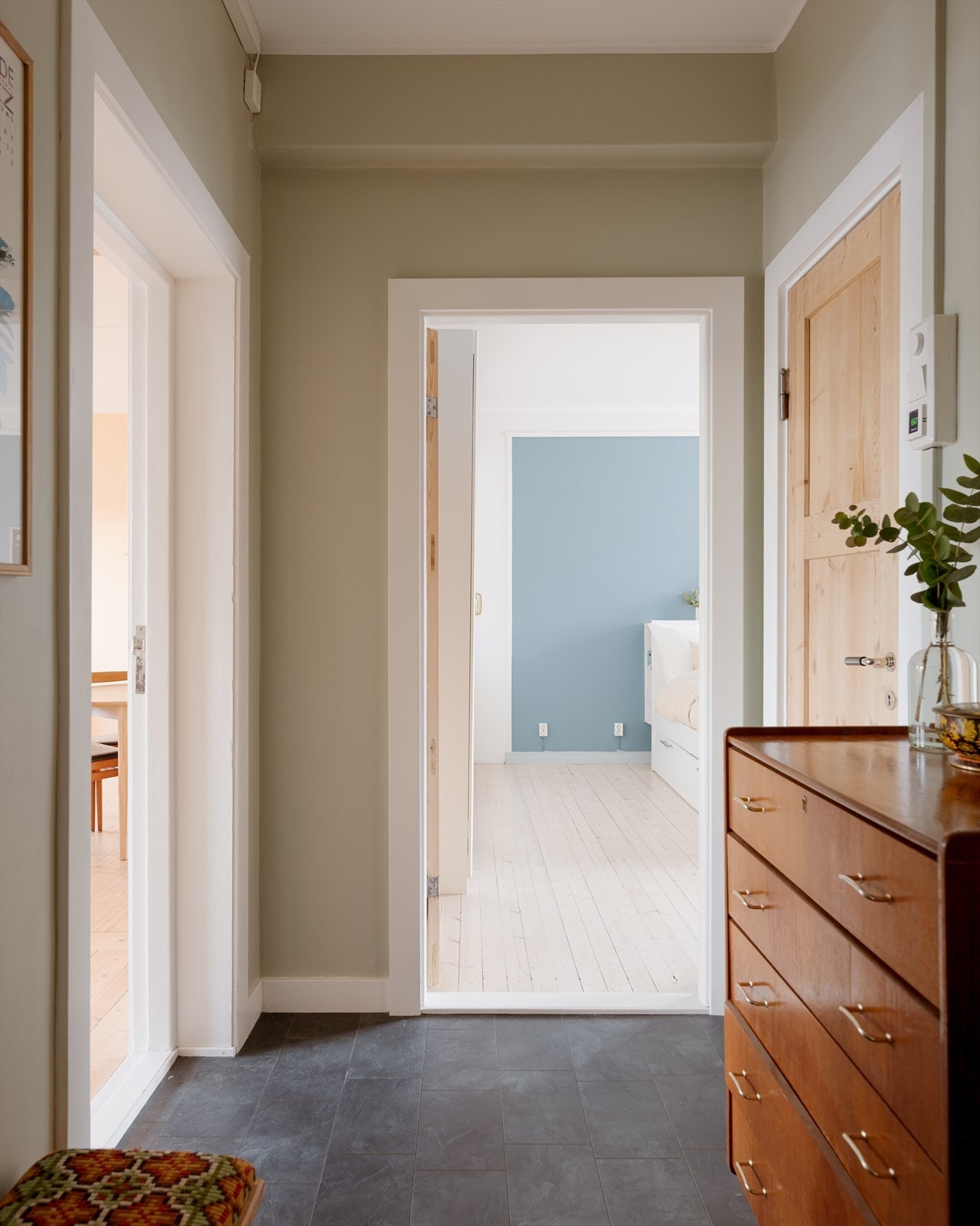 Entreen binder leilighetens rom sammen og fungerer som et naturlig knutepunkt i boligen. Galleribilde