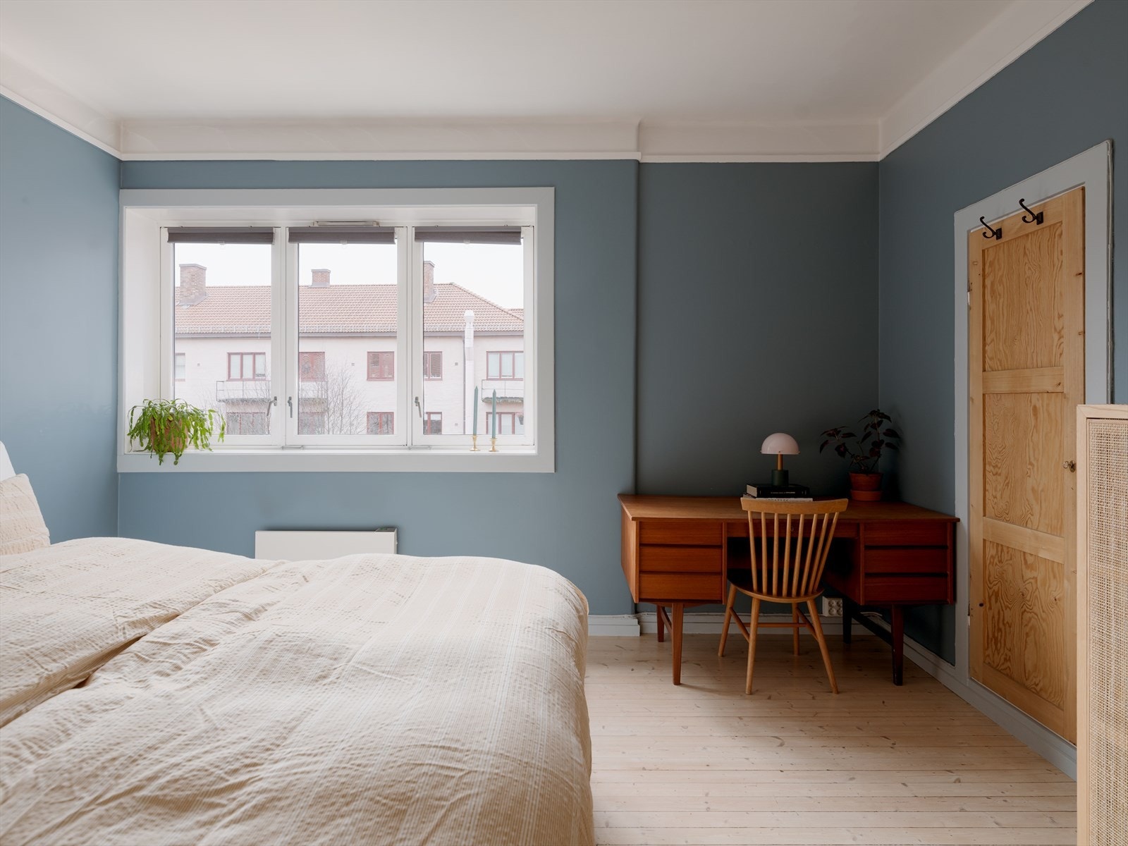 En praktisk, romslig bod på soverommet gir ekstra oppbevaringsplass lett tilgjengelig i hverdagen. Galleribilde