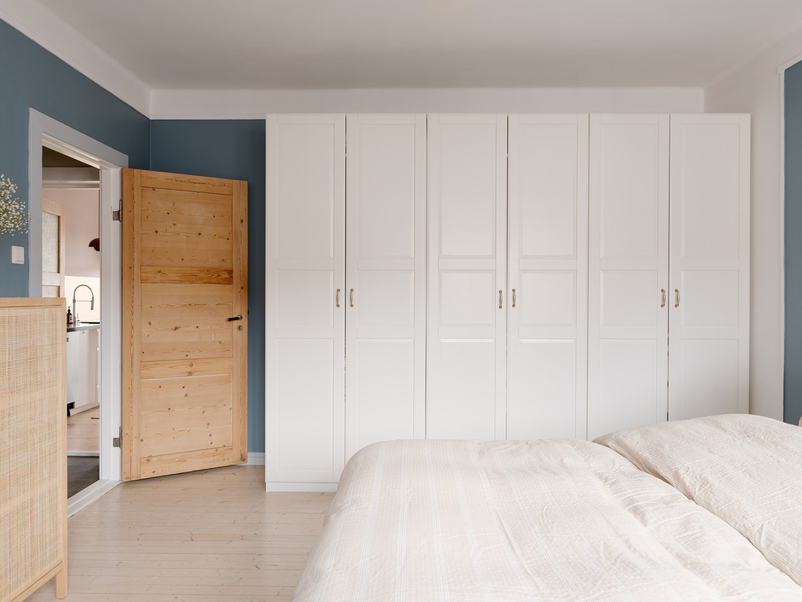 Mørke veggfarger, slipte originale tregulv og en romslig garderobeløsning gir et gjennomført soverom. Galleribilde