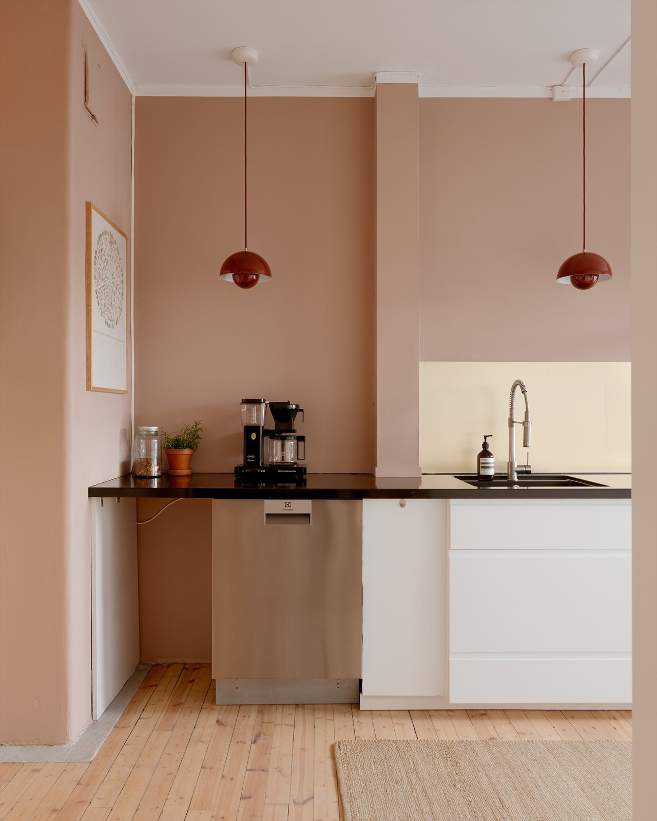 Kjøkkeninnredning over tre flater byr på godt med benke-og skapplass. Galleribilde